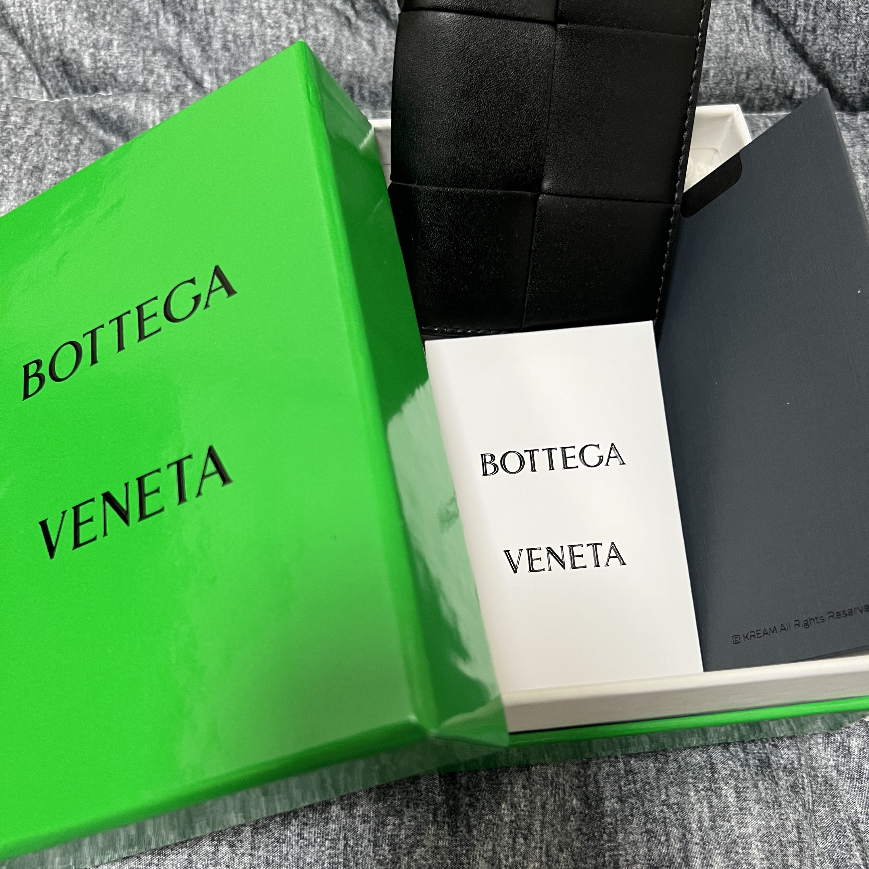 Bottega Veneta Flap Card Case Black 착용 스타일 - 1