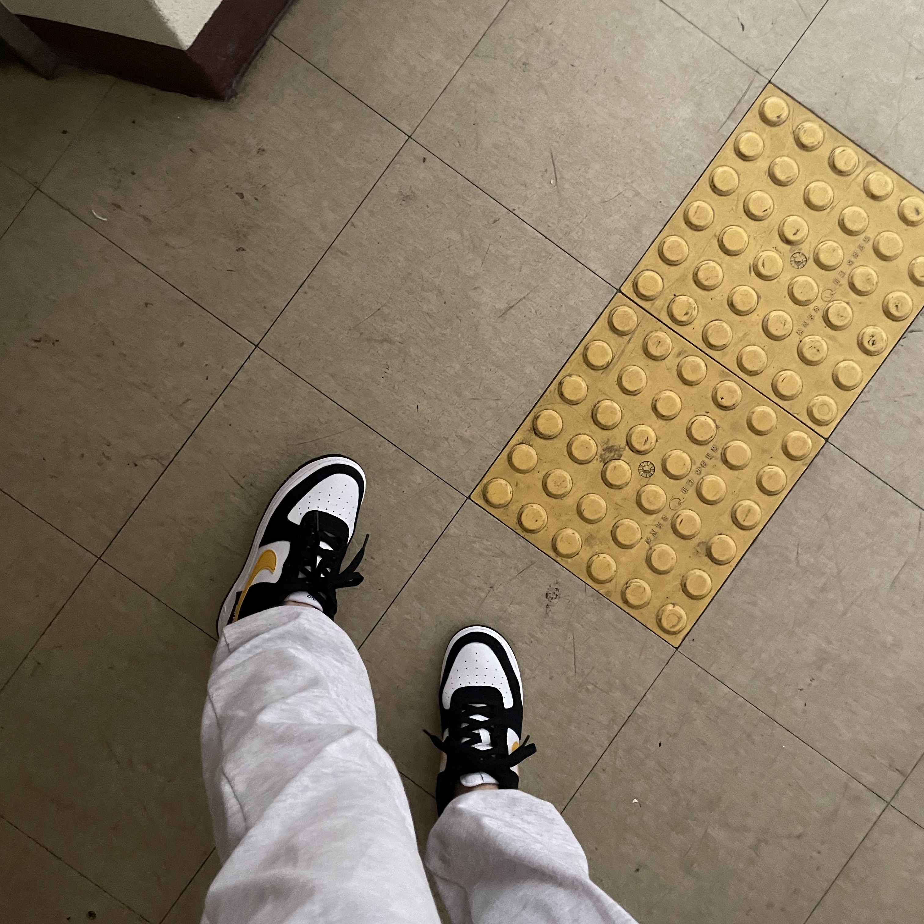 (GS) Nike Air Force 1 LV8 Athletic Club Black Dark Sulfur 착용 스타일