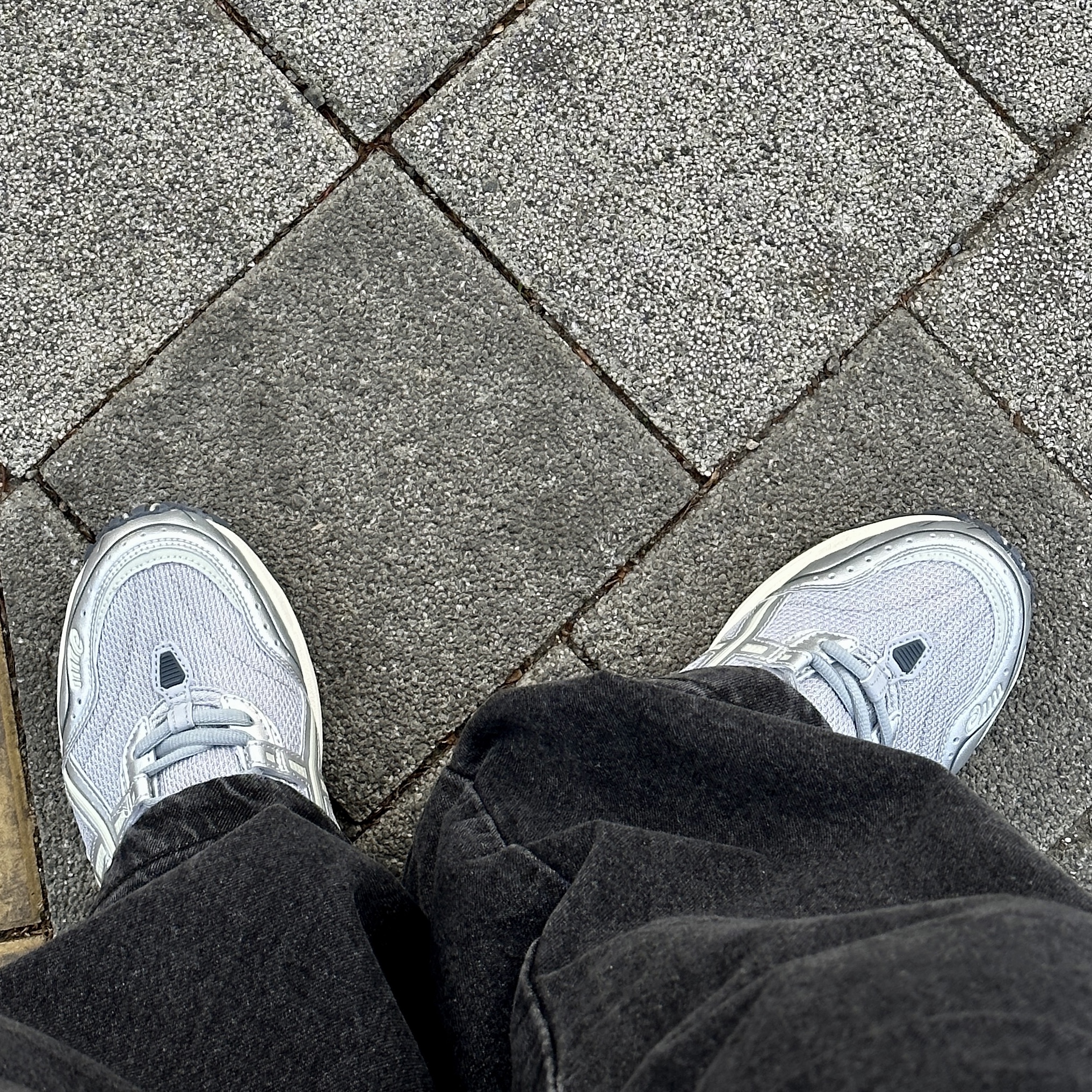 Asics Gel-1090 Piedmont Grey 착용 스타일 - 1