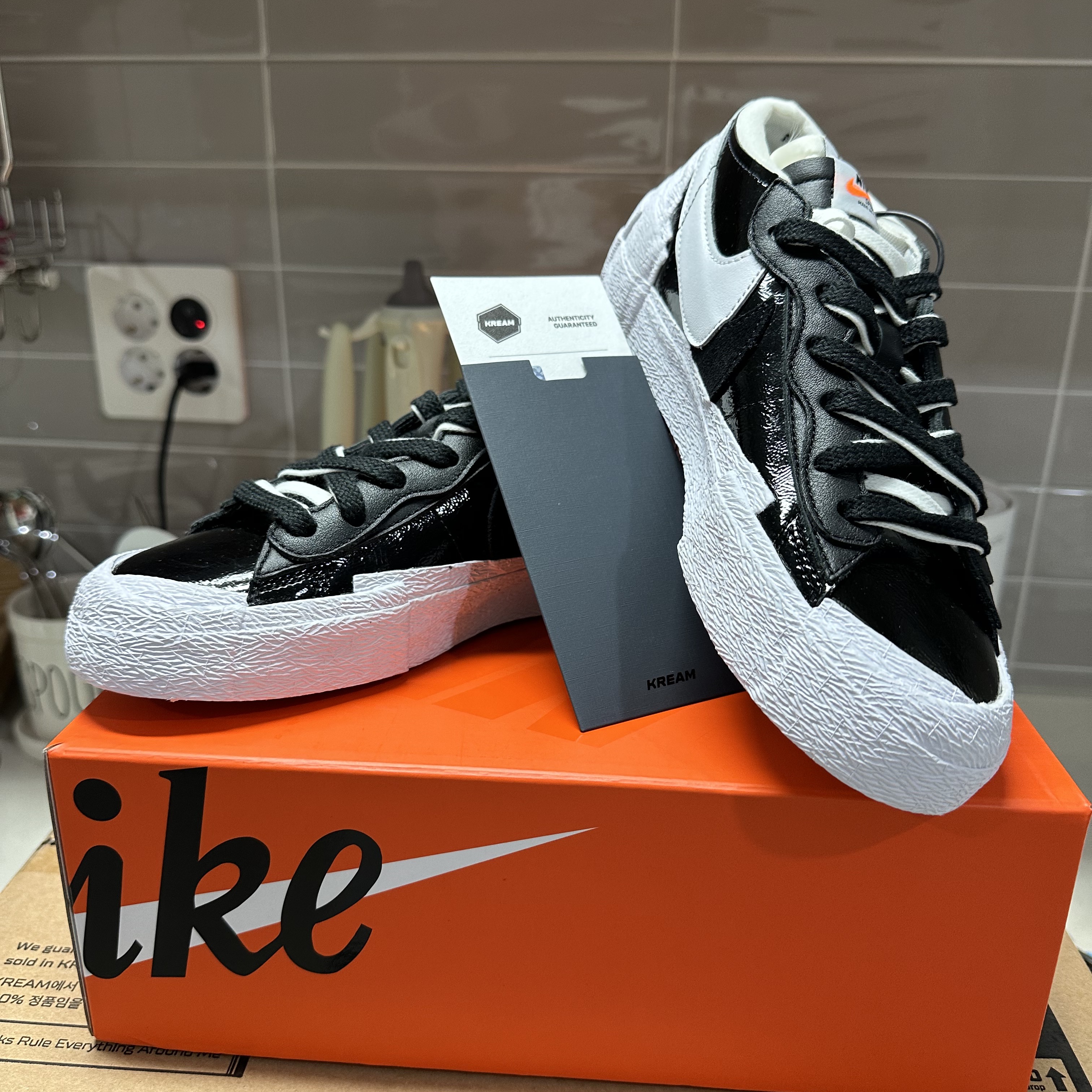 Nike x Sacai Blazer Low Black Patent Leather, (W) Nike Dunk Low Disrupt 2 Black White 착용 스타일 - 2