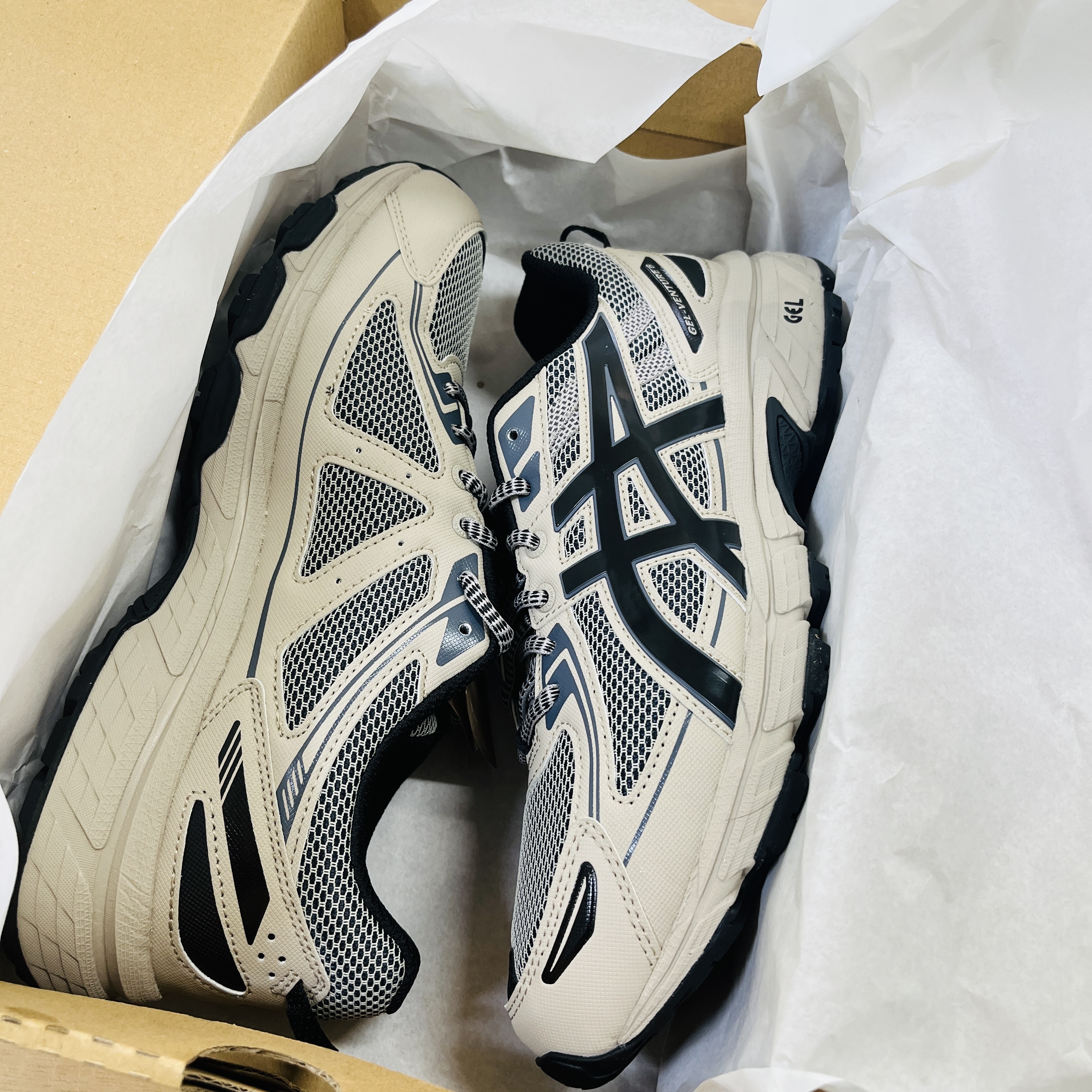 Asics Gel-Venture 6 Feather Grey Black 착용 스타일 - 3