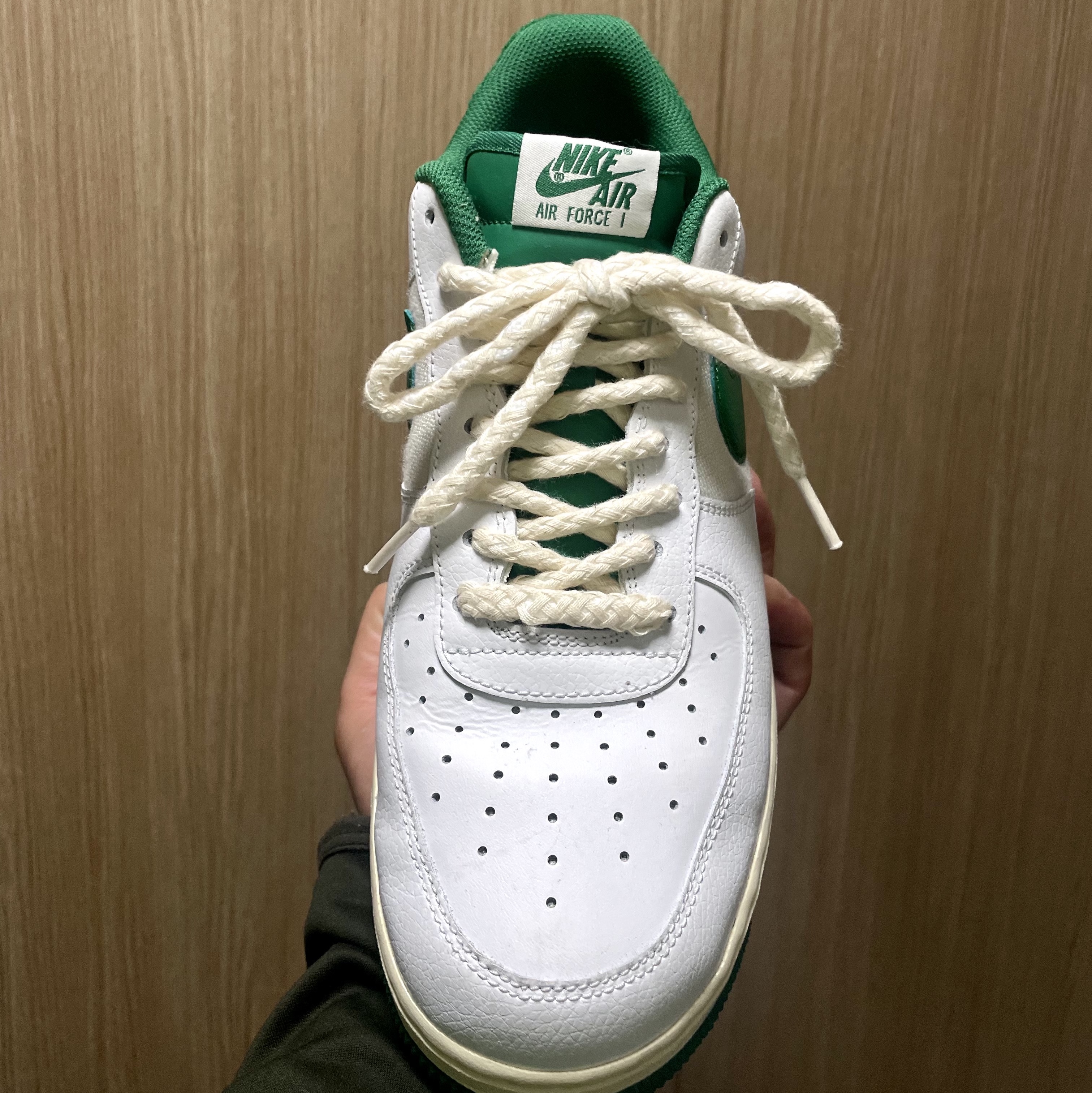 Nike Air Force 1 '07 LV8 Varsity White Pine Green 착용 스타일 - 1