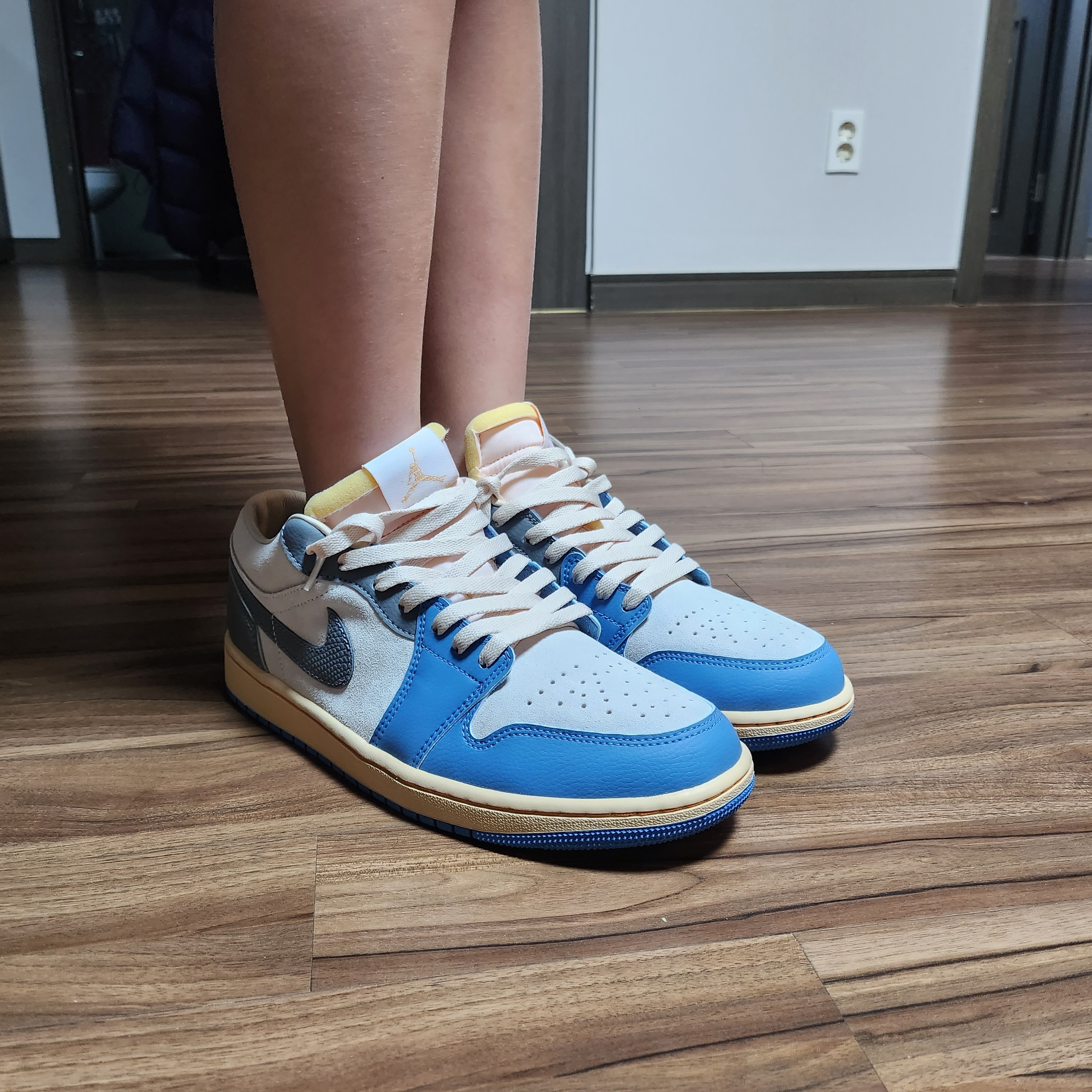 Jordan 1 Low SE Tokyo 96 착용 스타일 - 2
