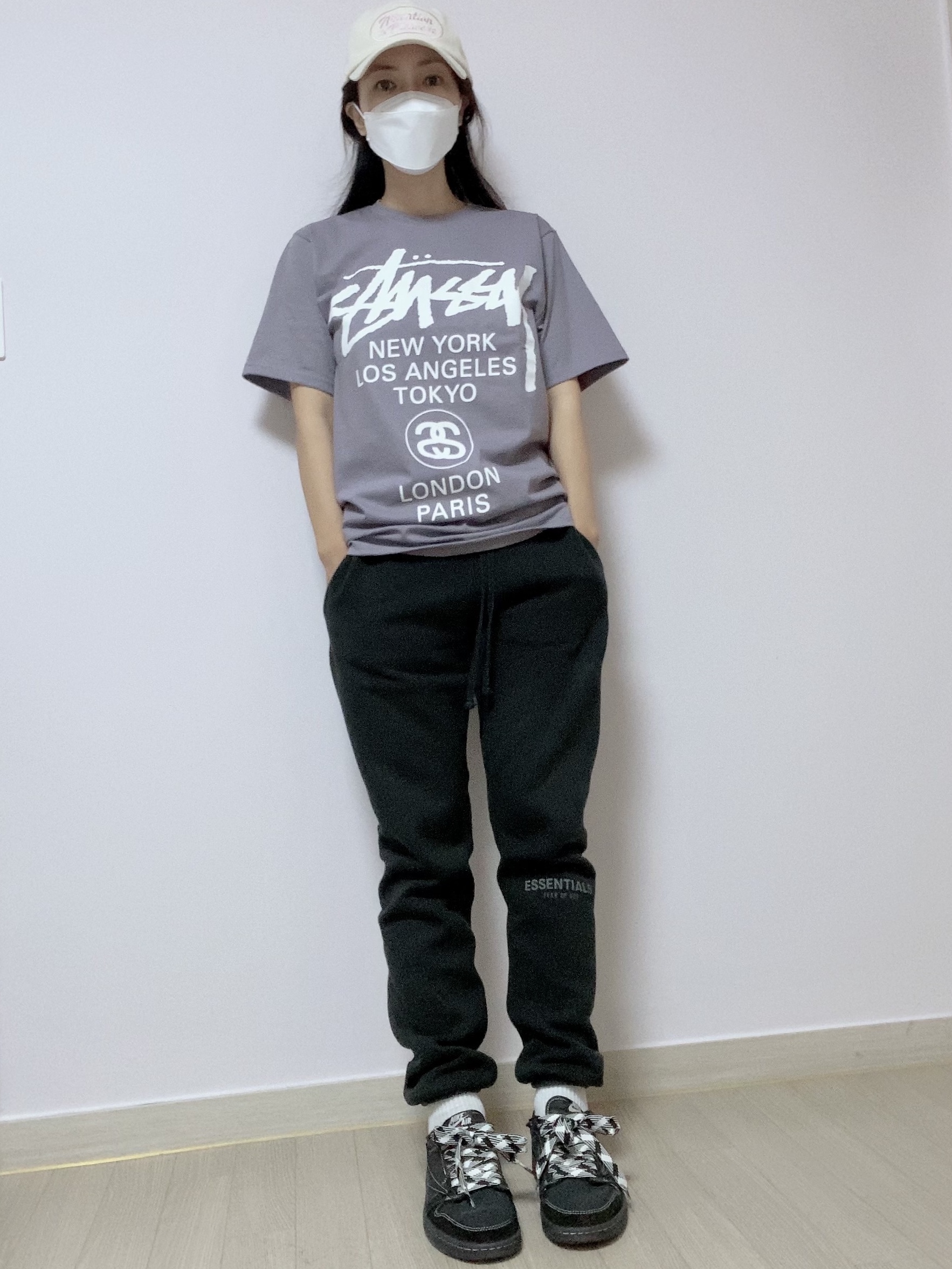 Jordan 1 x Travis Scott Retro Low OG SP Black Phantom, Essentials Sweatpants Dark Slate/Black 2020 착용 스타일