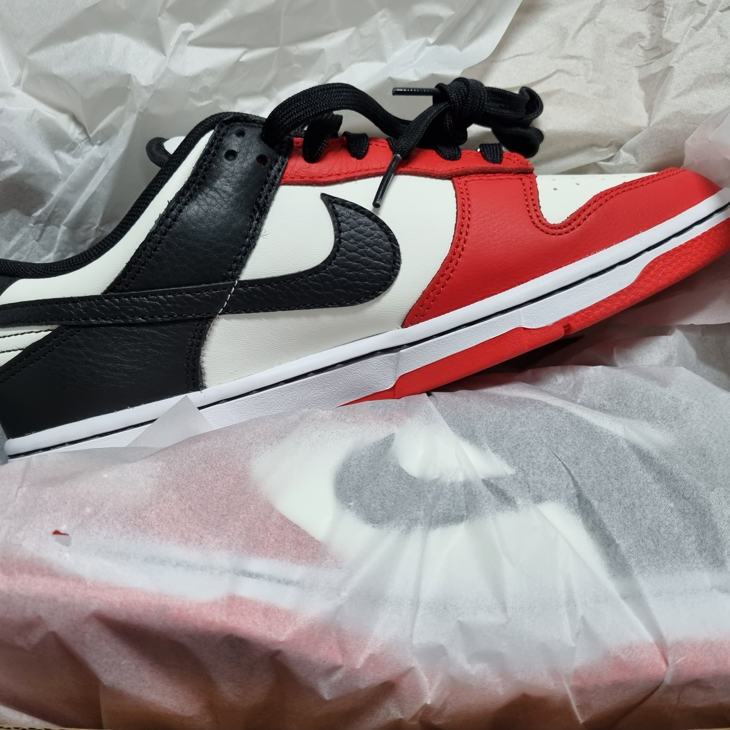 Nike x NBA Dunk Low Retro EMB Black and Chile Red 착용 스타일