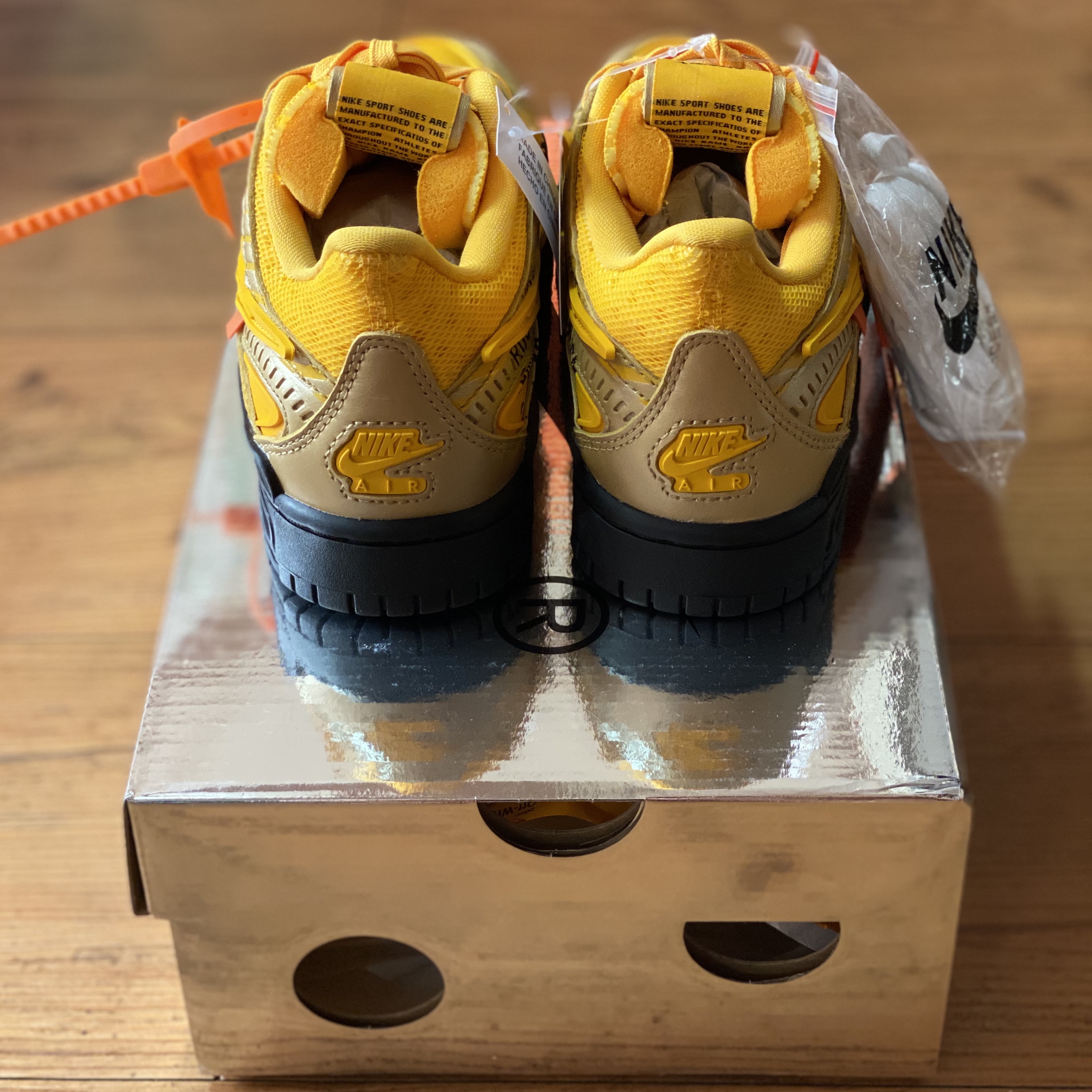 Nike x Off-White Air Rubber Dunk University Gold 착용 스타일 - 2
