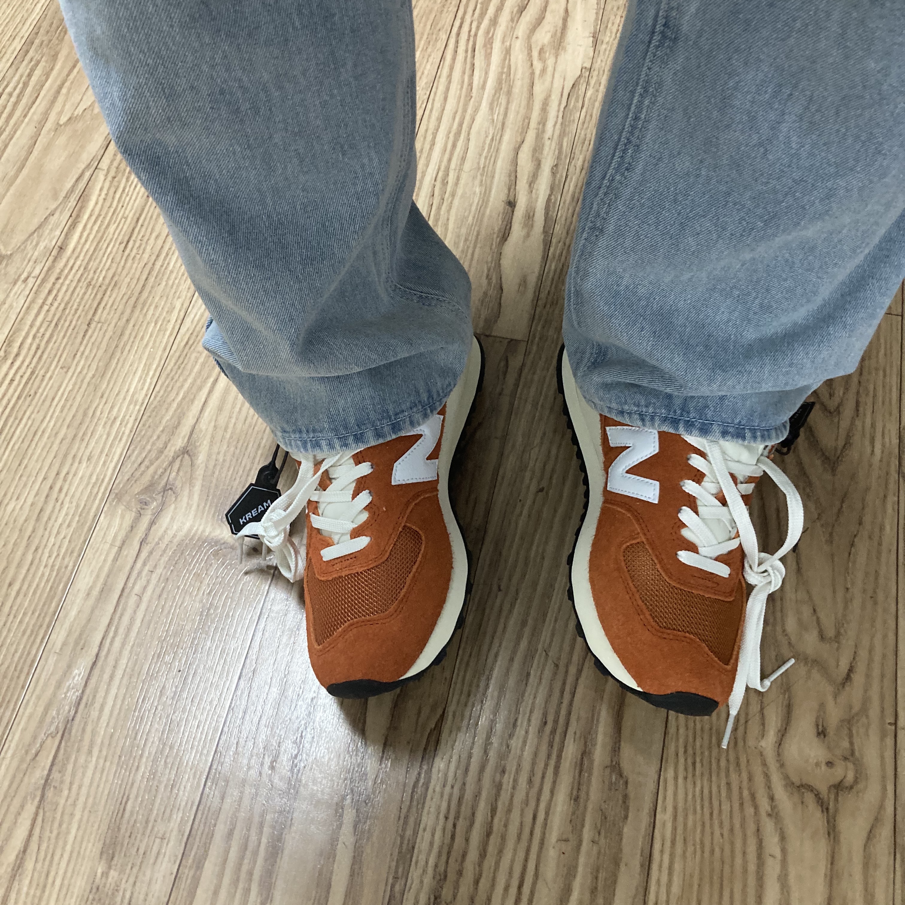 New Balance 574 Heritage Orange Burst White 착용 스타일 - 4