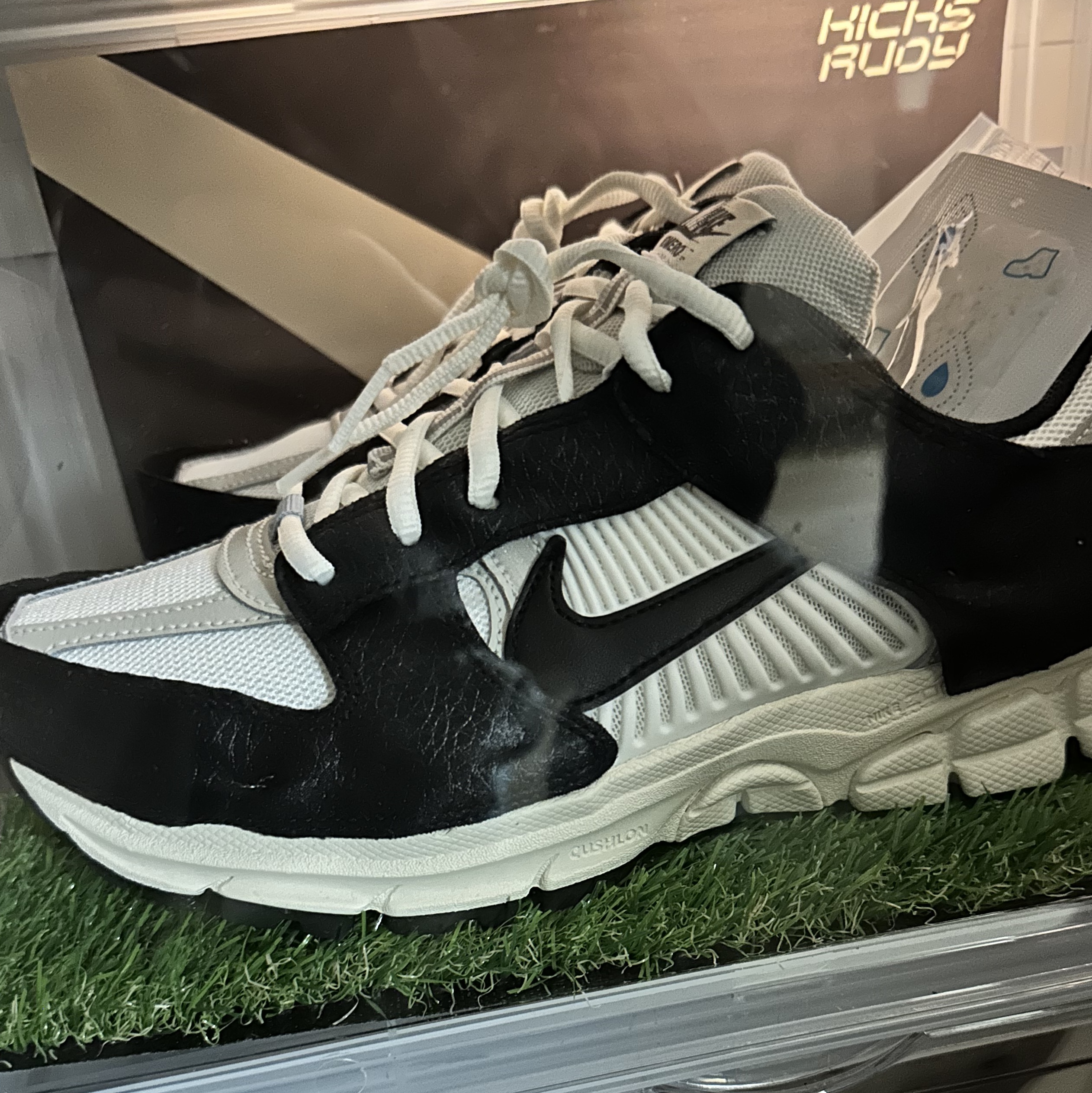 (W) Nike Zoom Vomero 5 Wolf Grey and Black 착용 스타일 - 2