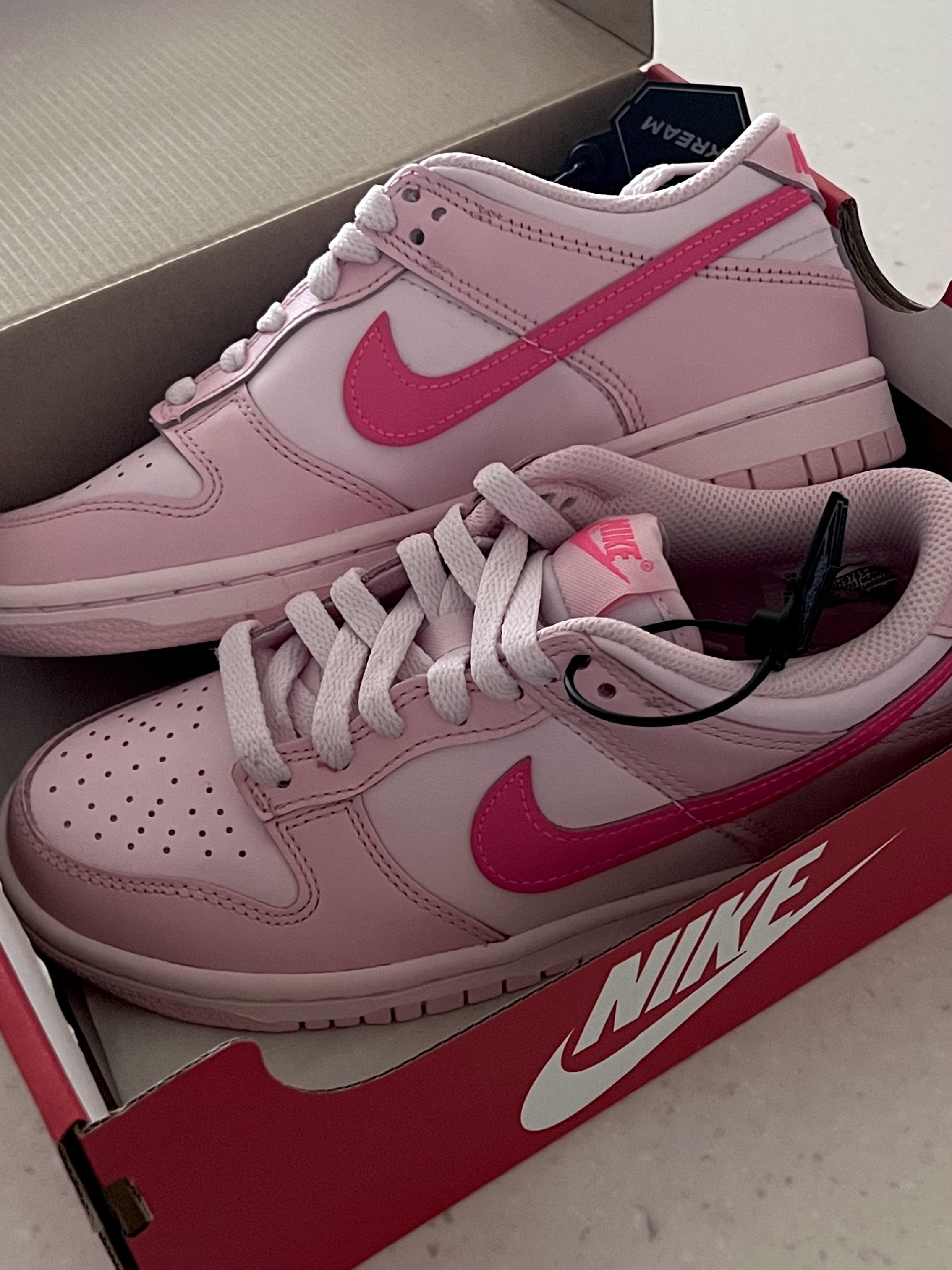 (GS) Nike Dunk Low Triple Pink 착용 스타일 - 1