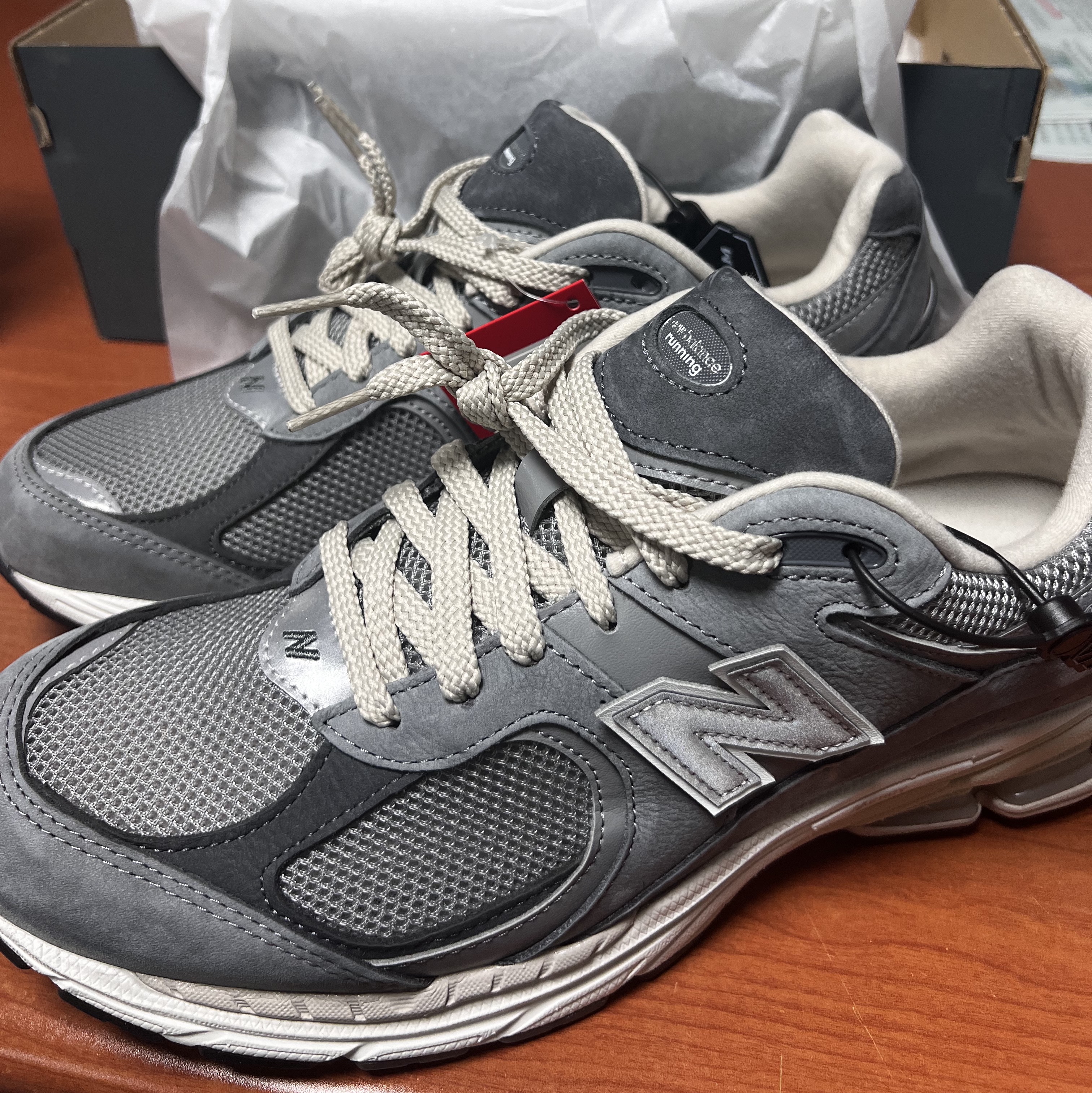 New Balance 2002R Premium Vintage Grey 착용 스타일