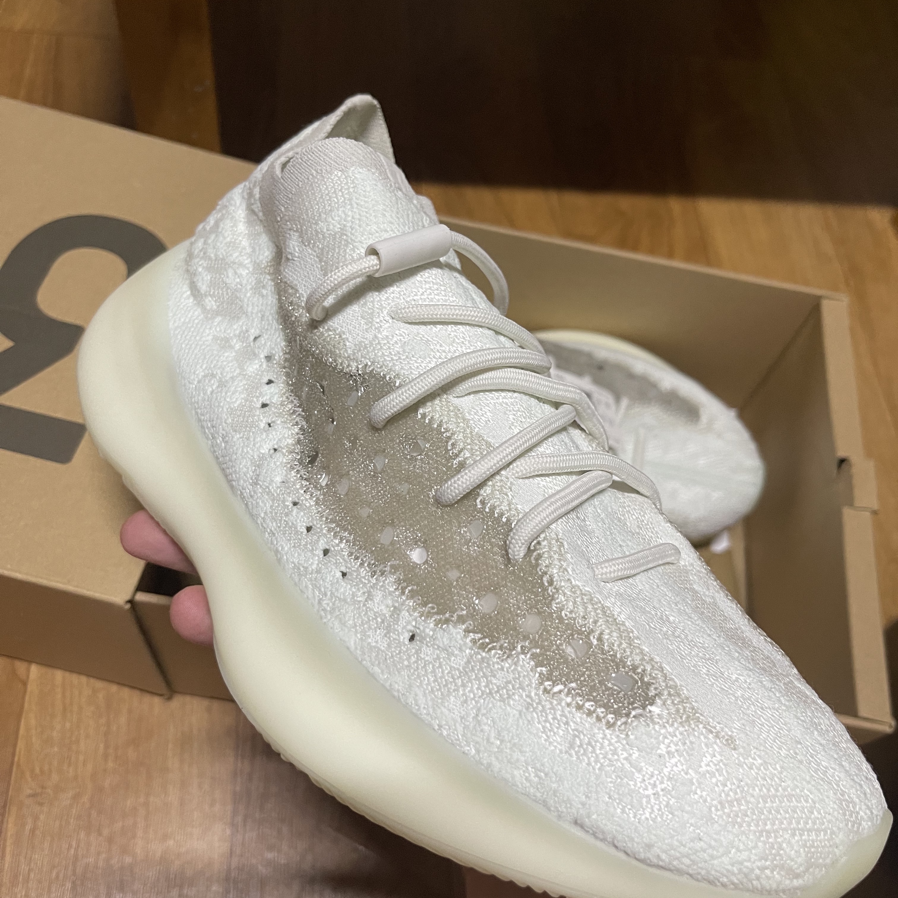 Adidas Yeezy Boost 380 Calcite Glow 착용 스타일 - 5