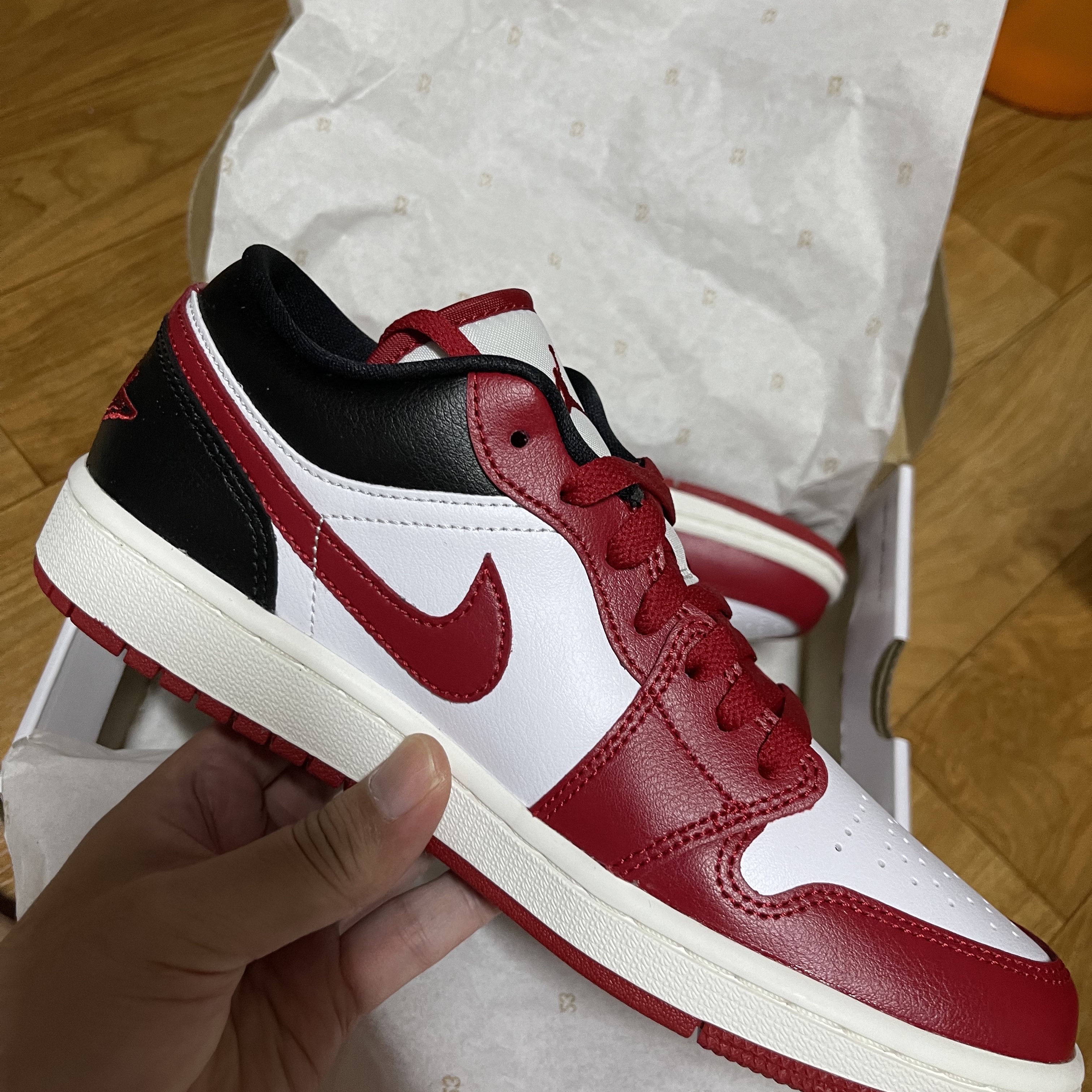 (W) Jordan 1 Low White Gym Red 착용 스타일 - 2