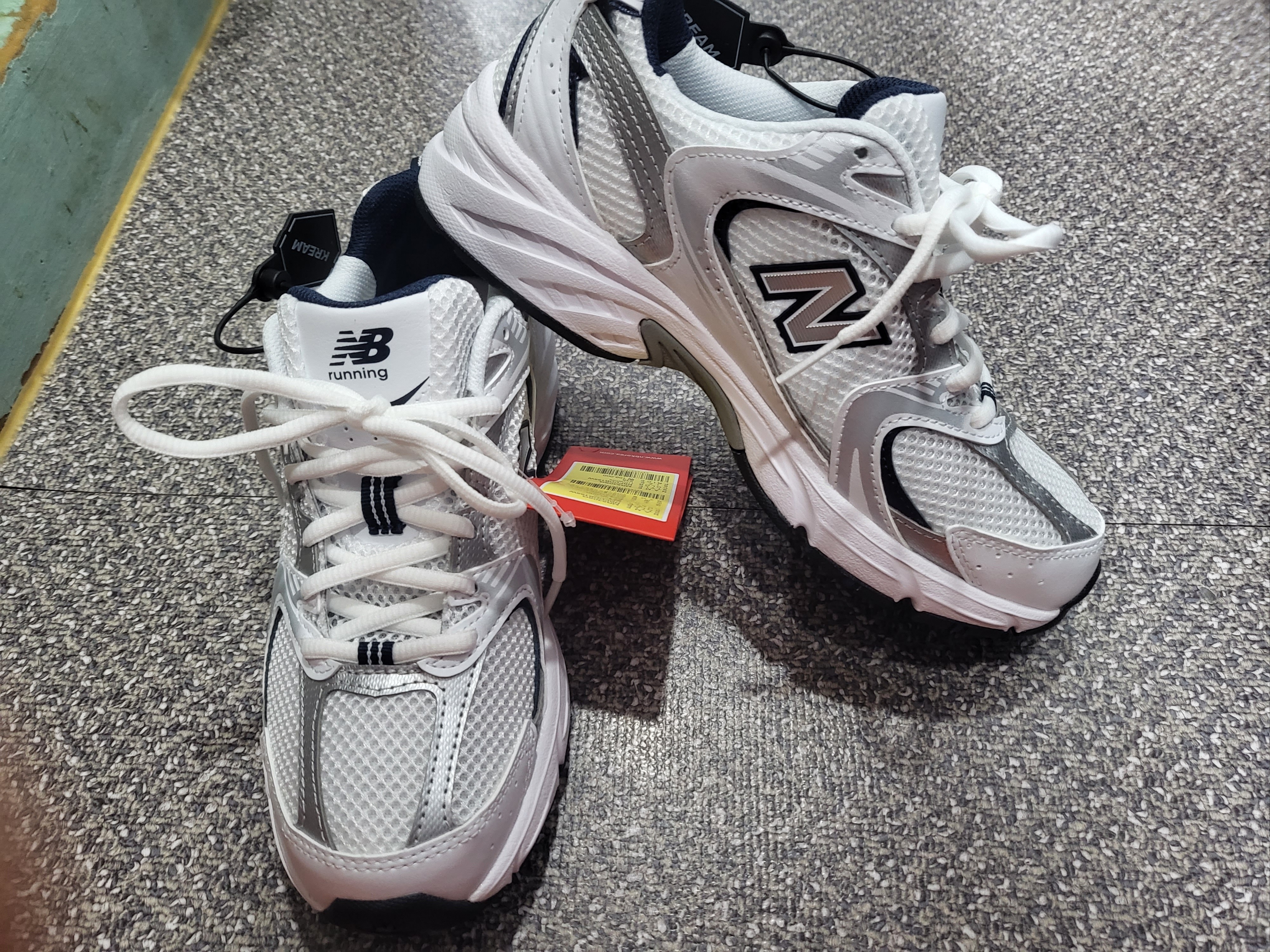 New Balance 530 White 착용 스타일 - 1