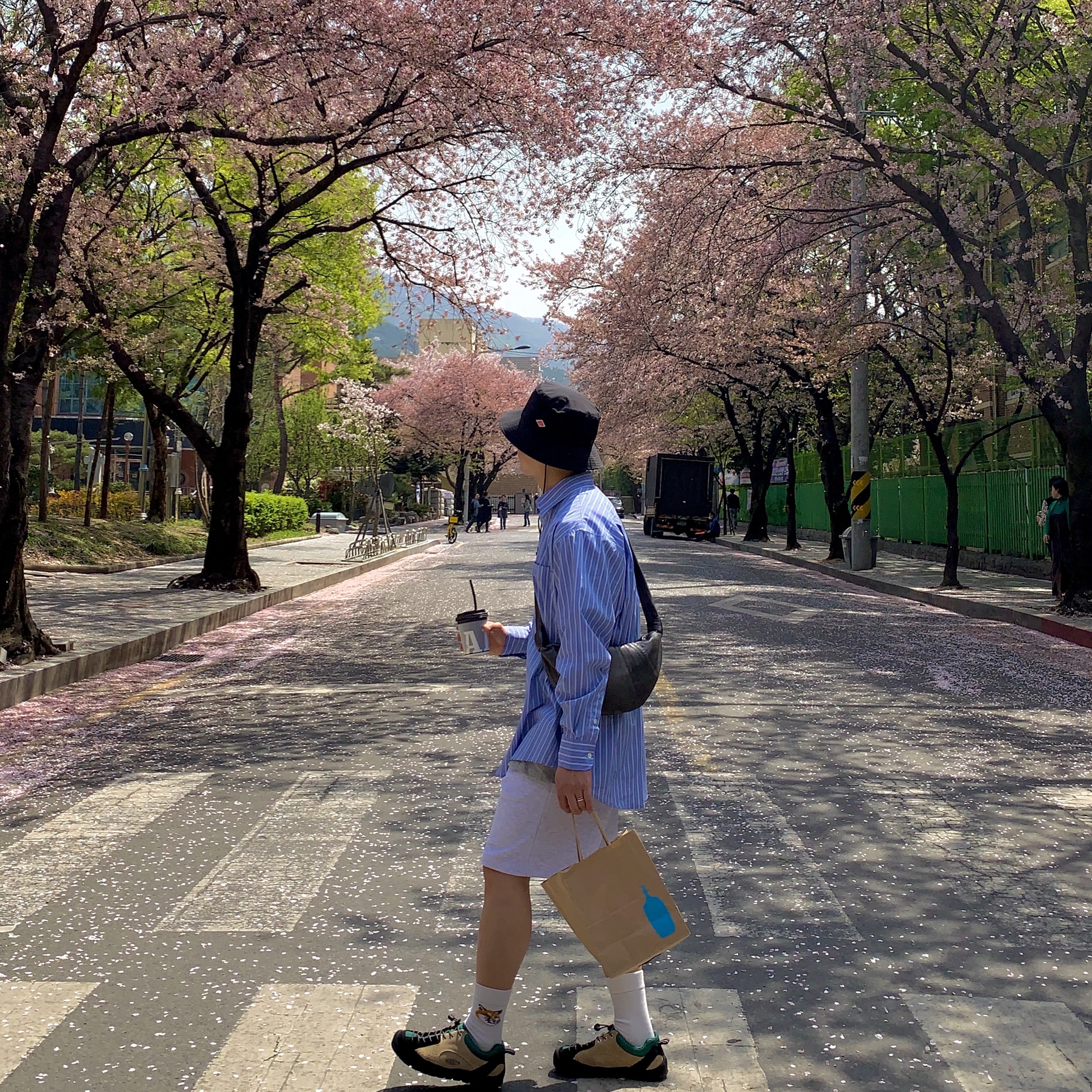 Keen Jasper Rocks SP Sneakers Taos Taupe, Lemaire Medium Croissant Bag Soft Nappa Leather Dark Chocolate 착용 스타일 - 1