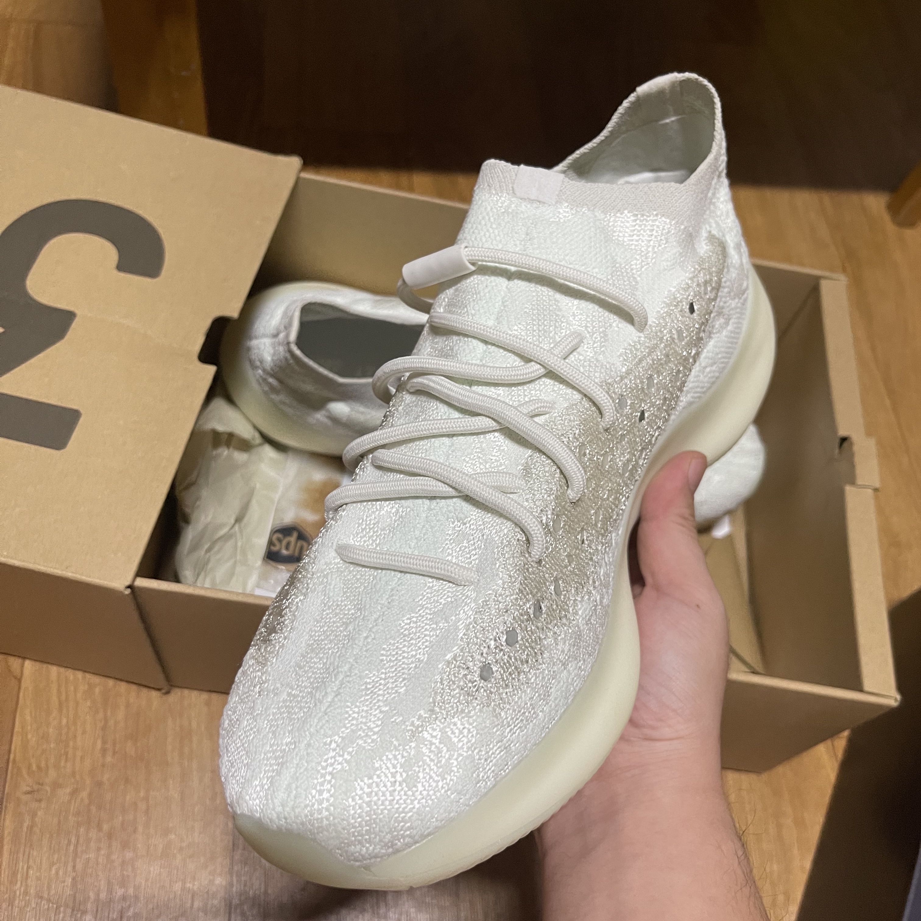 Adidas Yeezy Boost 380 Calcite Glow 착용 스타일 - 4