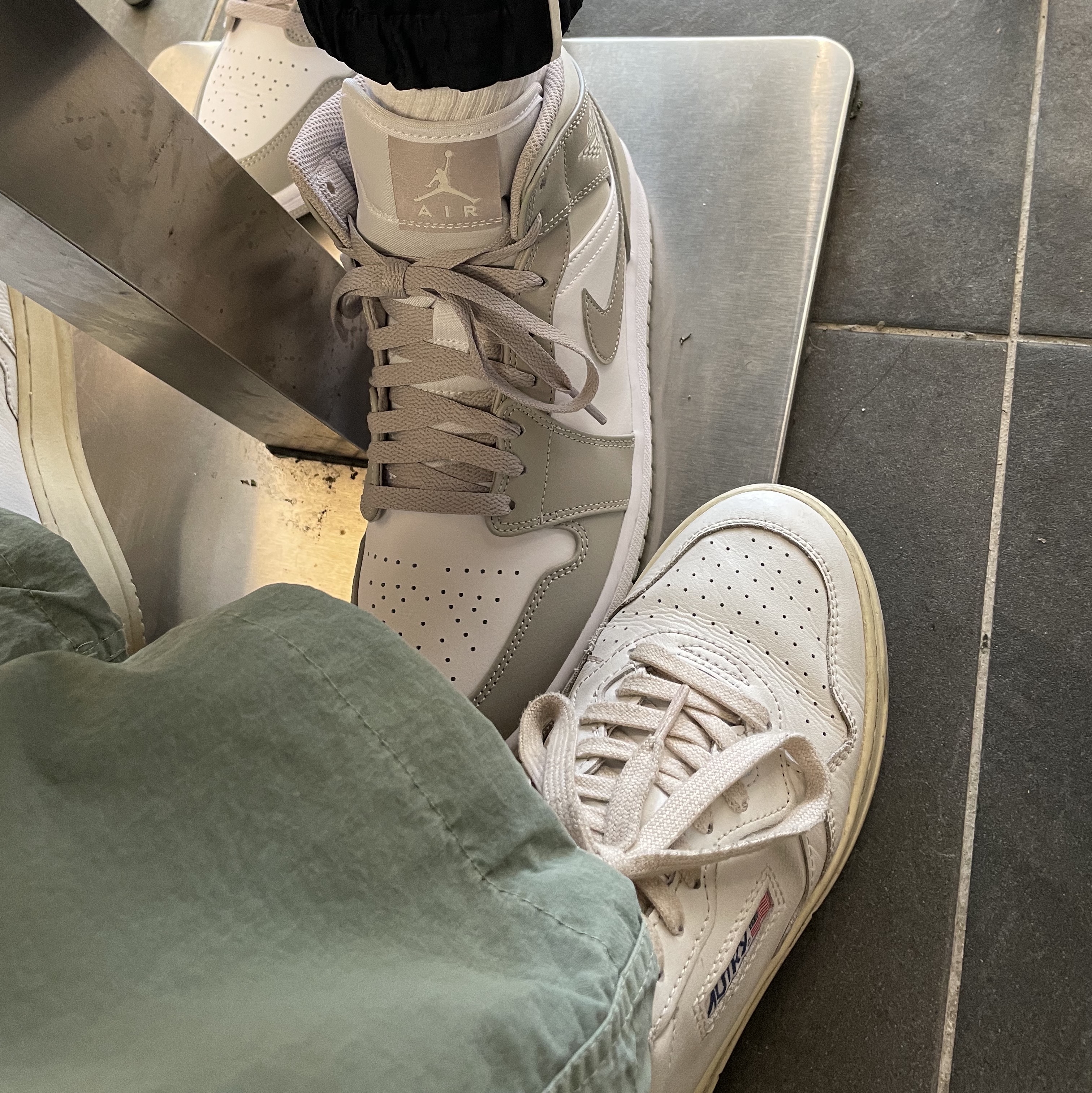 Jordan 1 Mid College Grey, (W) Autry Medalist Low Leather Sneakers White 착용 스타일