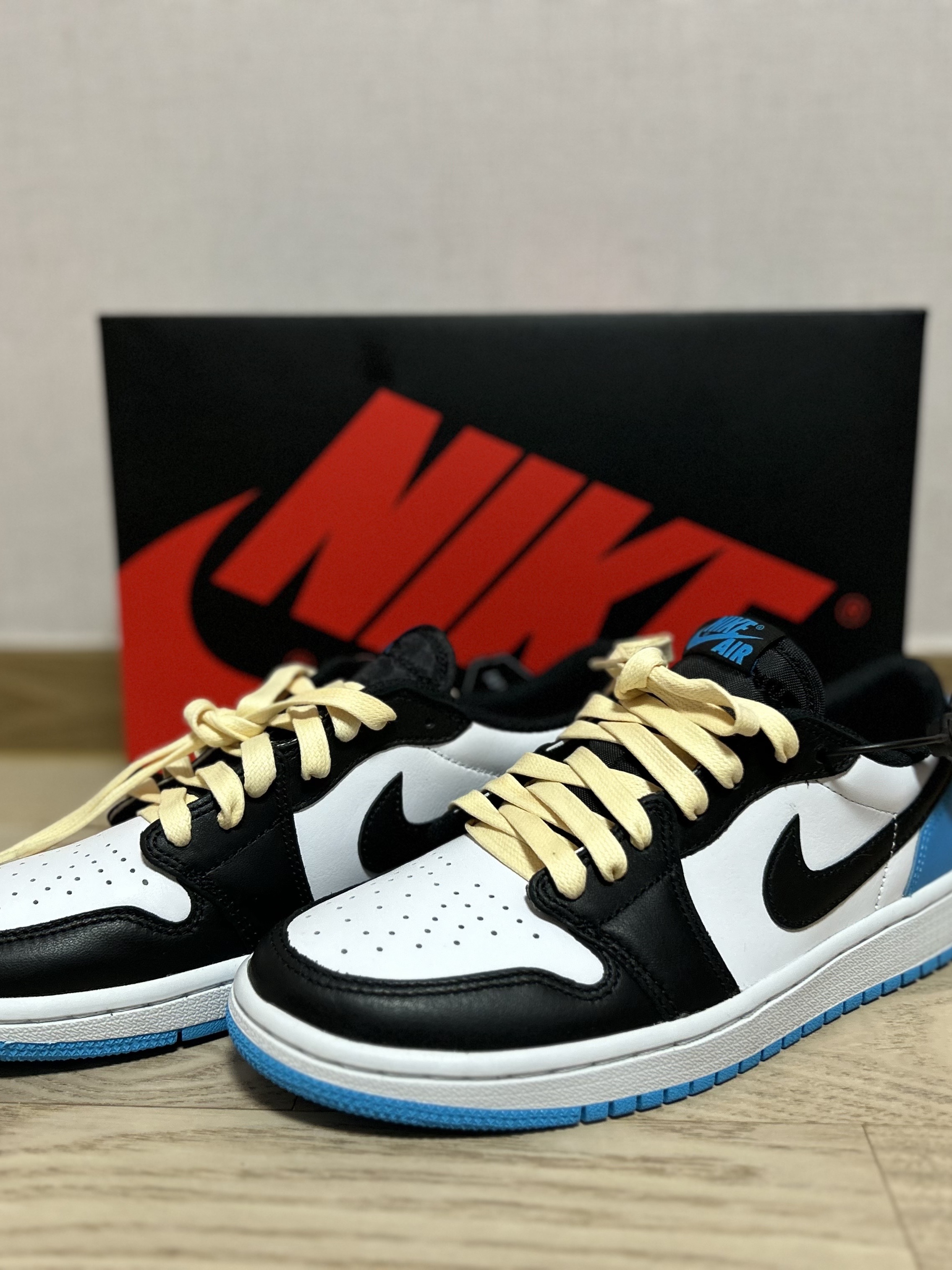 (W) Jordan 1 Retro Low OG Black and Dark Powder Blue 착용 스타일 - 2