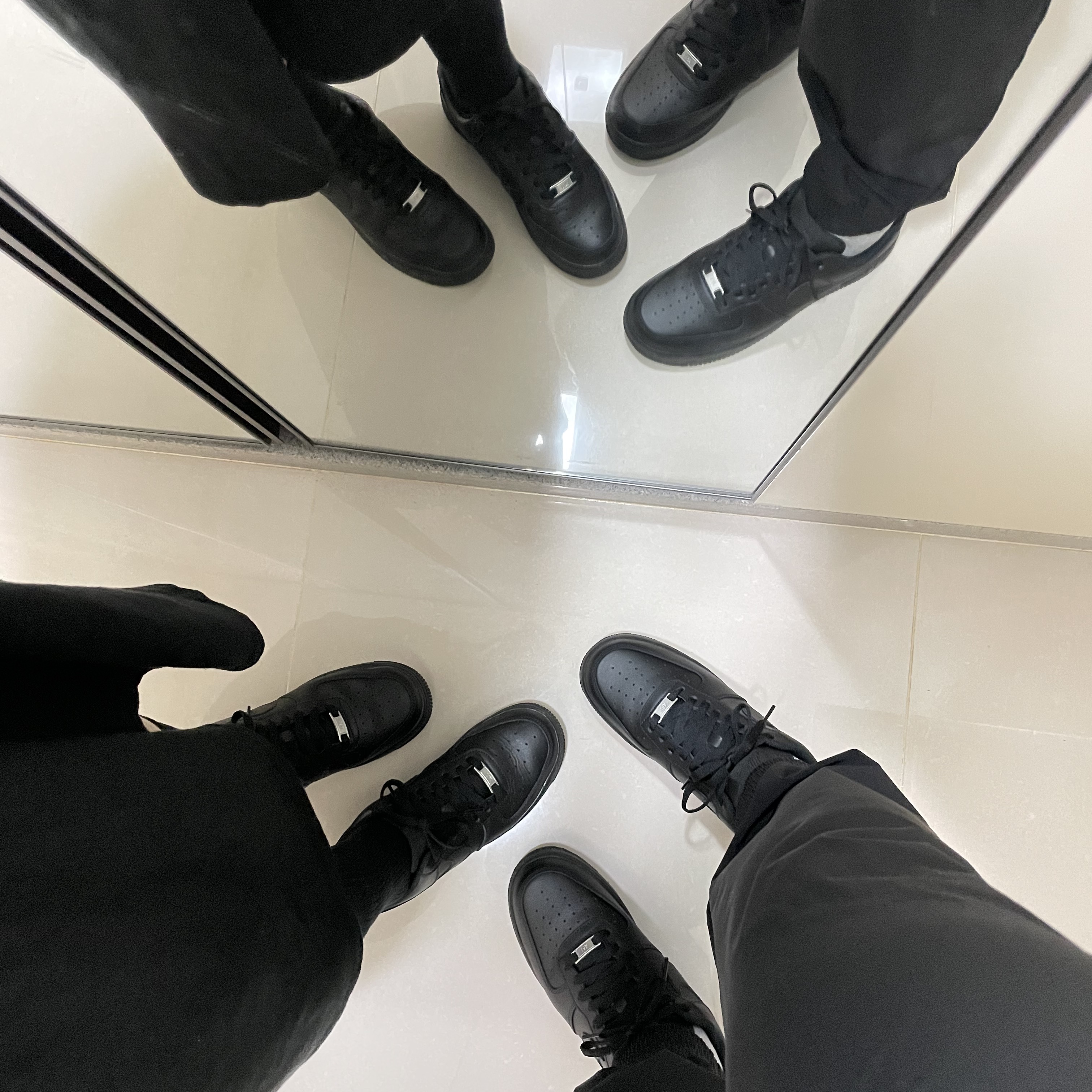 Nike Air Force 1 '07 Low Triple Black 착용 스타일