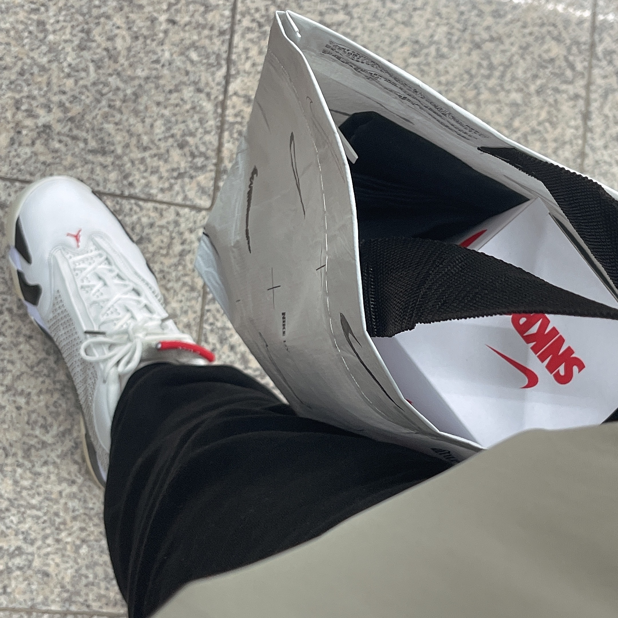 Jordan 14 x Supreme Retro White 착용 스타일