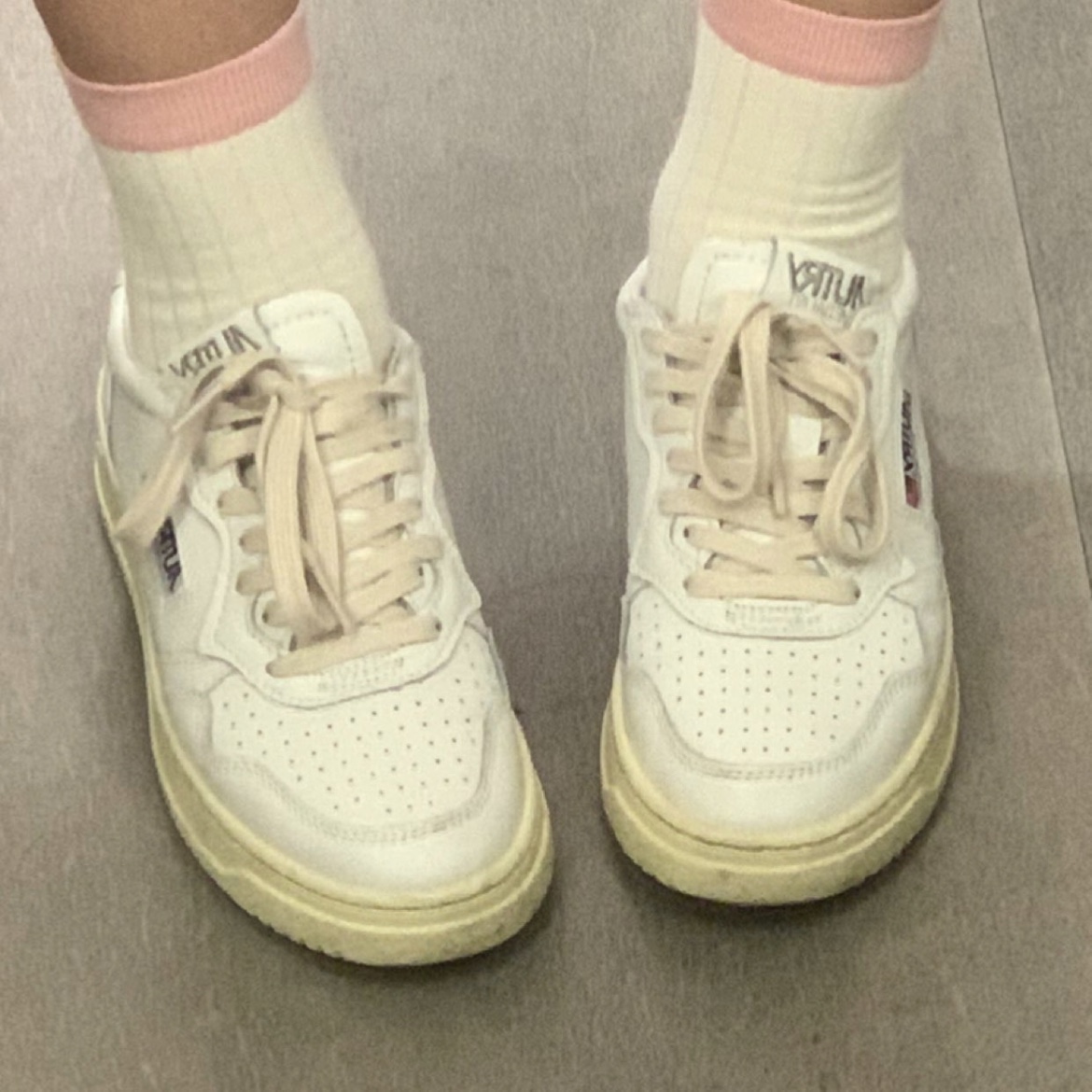 (W) Autry Medalist Low Leather Sneakers White 착용 스타일
