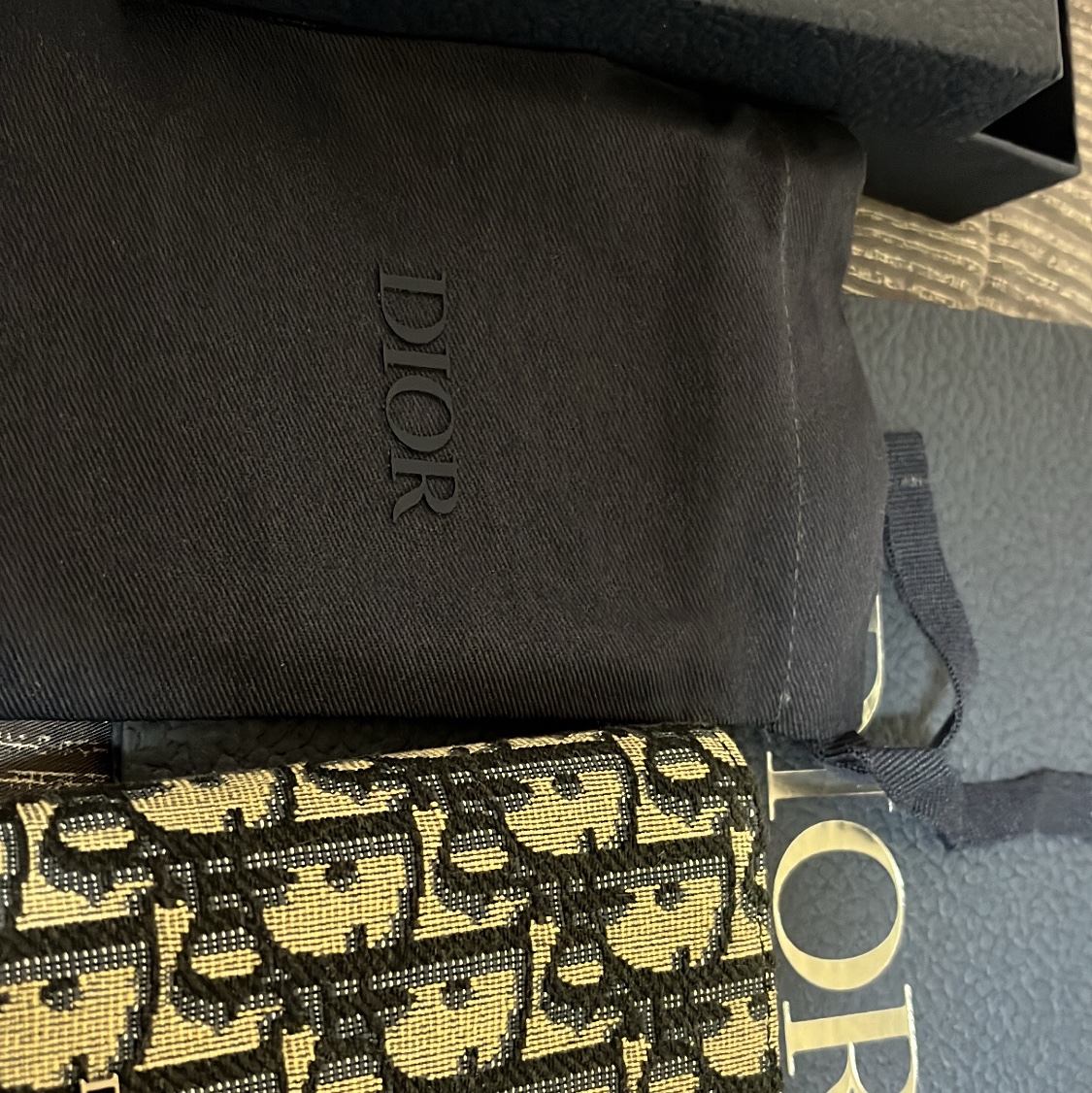 Dior Bi-Fold Card Holder Beige & Black Dior Oblique Jacquard 착용 스타일