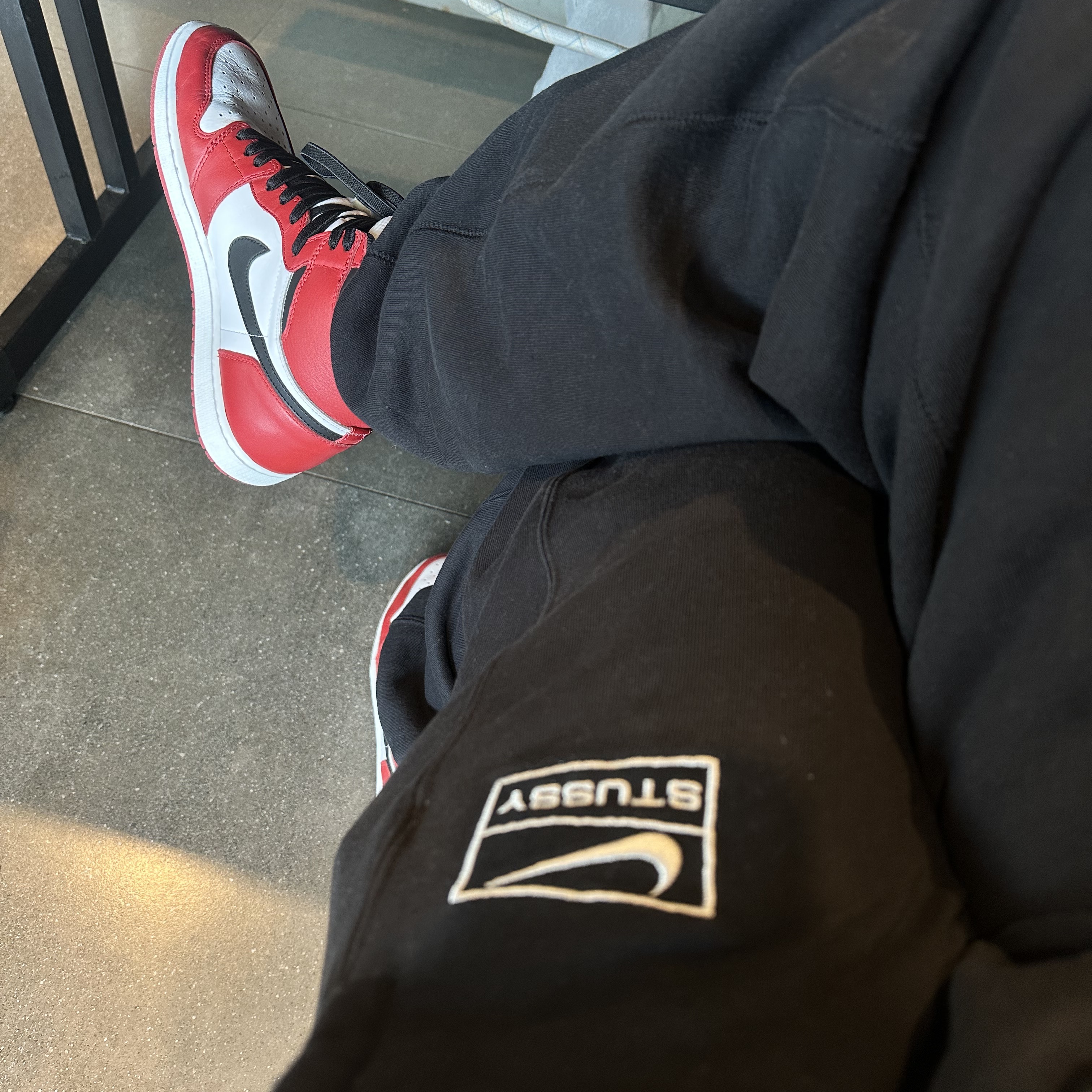 Jordan 1 Retro High OG Chicago 2015, Nike x Stussy NRG Washed Fleece Pants Black (DO5296-010) 착용 스타일