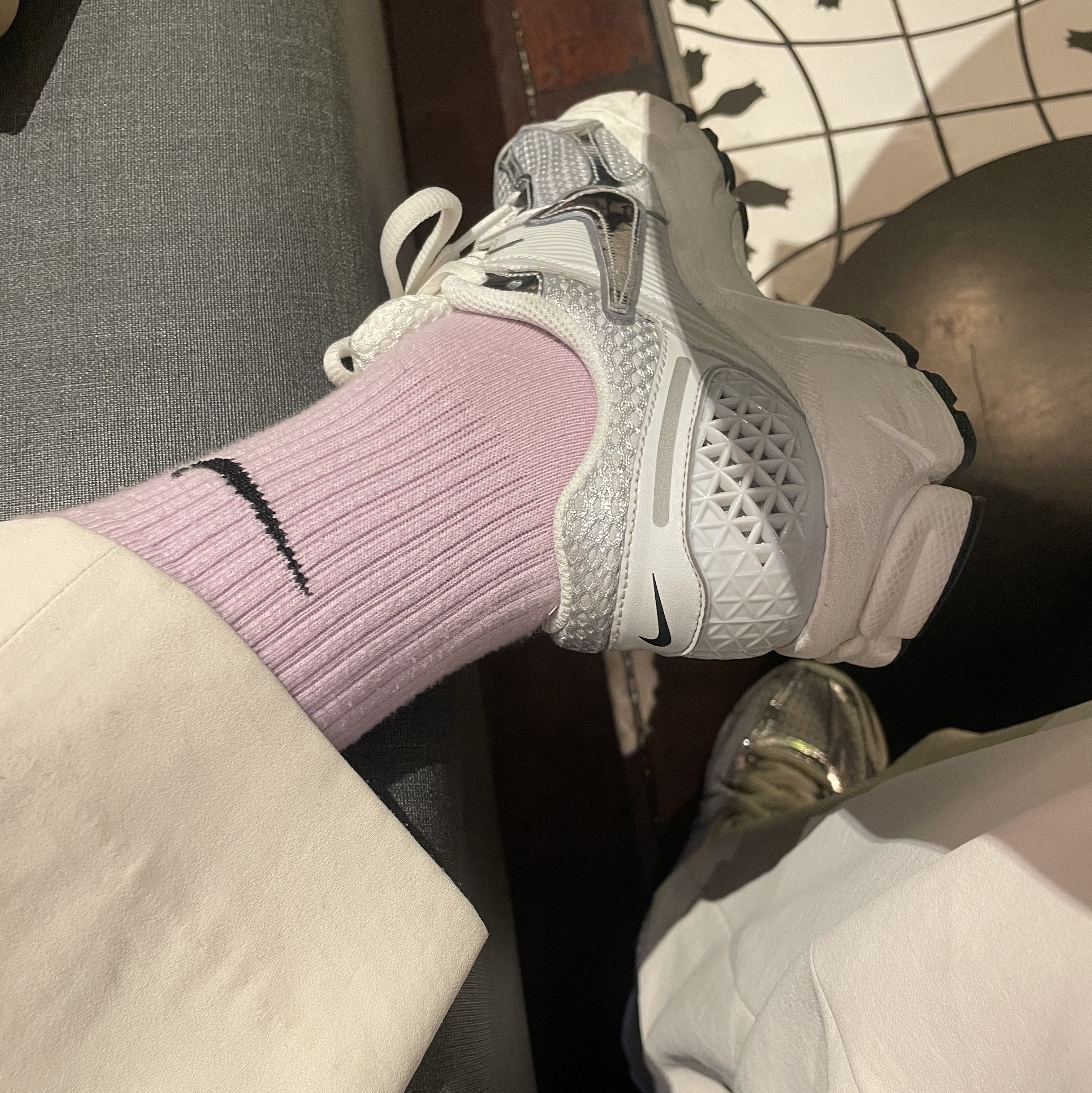 (W) Nike Zoom Vomero 5 Photon Dust and Metallic Silver 착용 스타일
