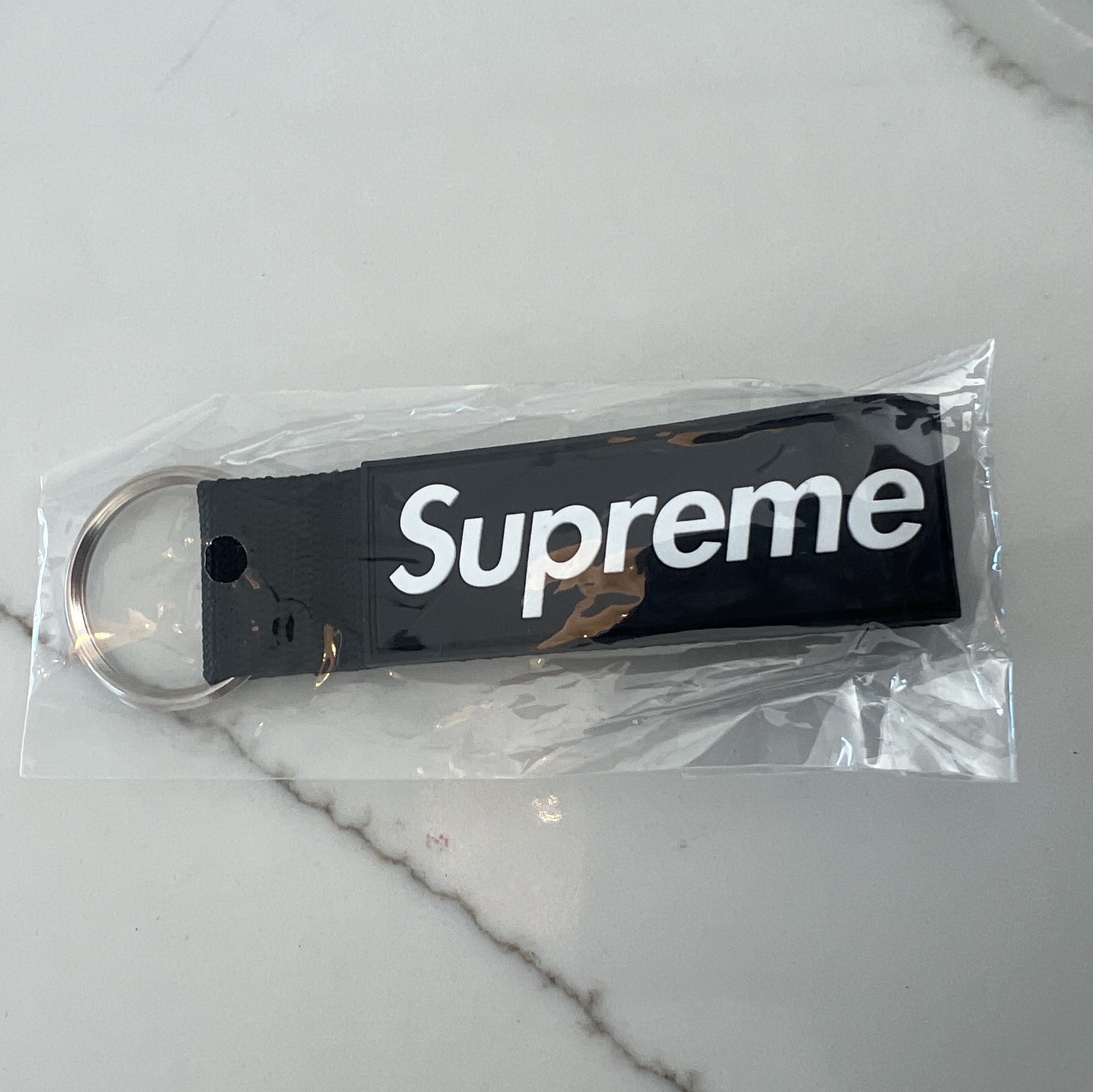 Supreme Webbing Keychain Red - 23SS, Supreme Webbing Keychain Black - 23SS 착용 스타일 - 3