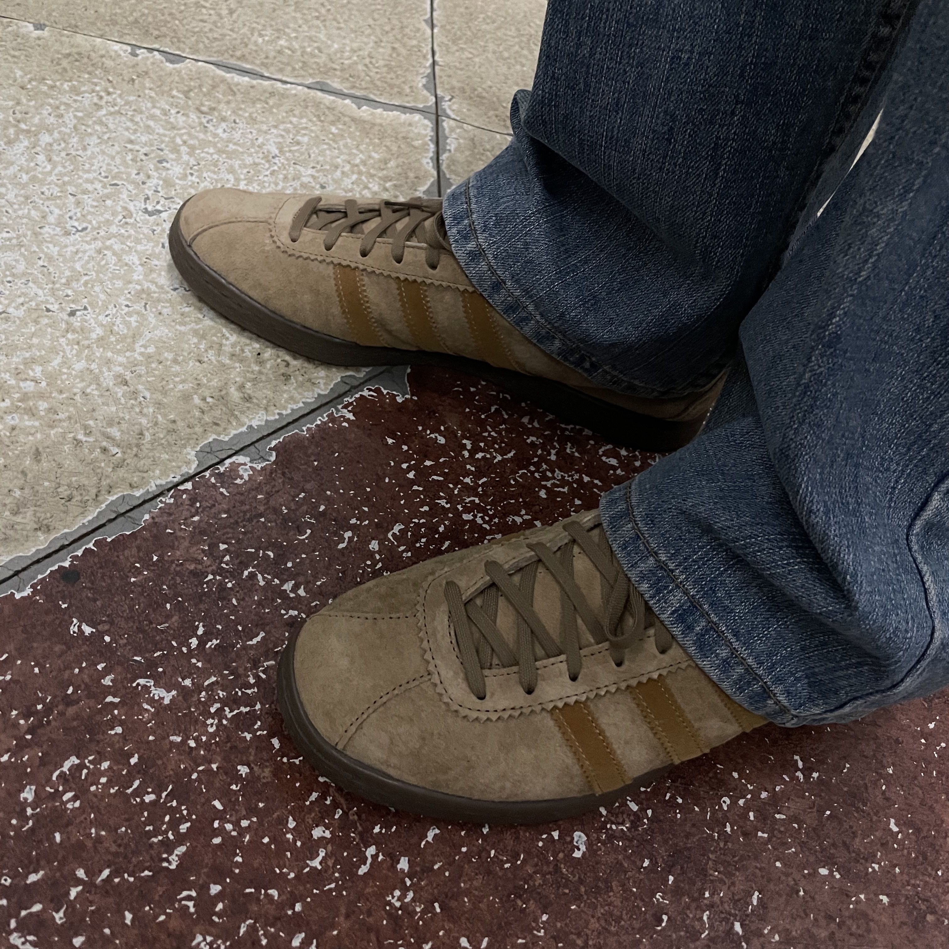 Adidas Tobacco Pantone Mesa 착용 스타일