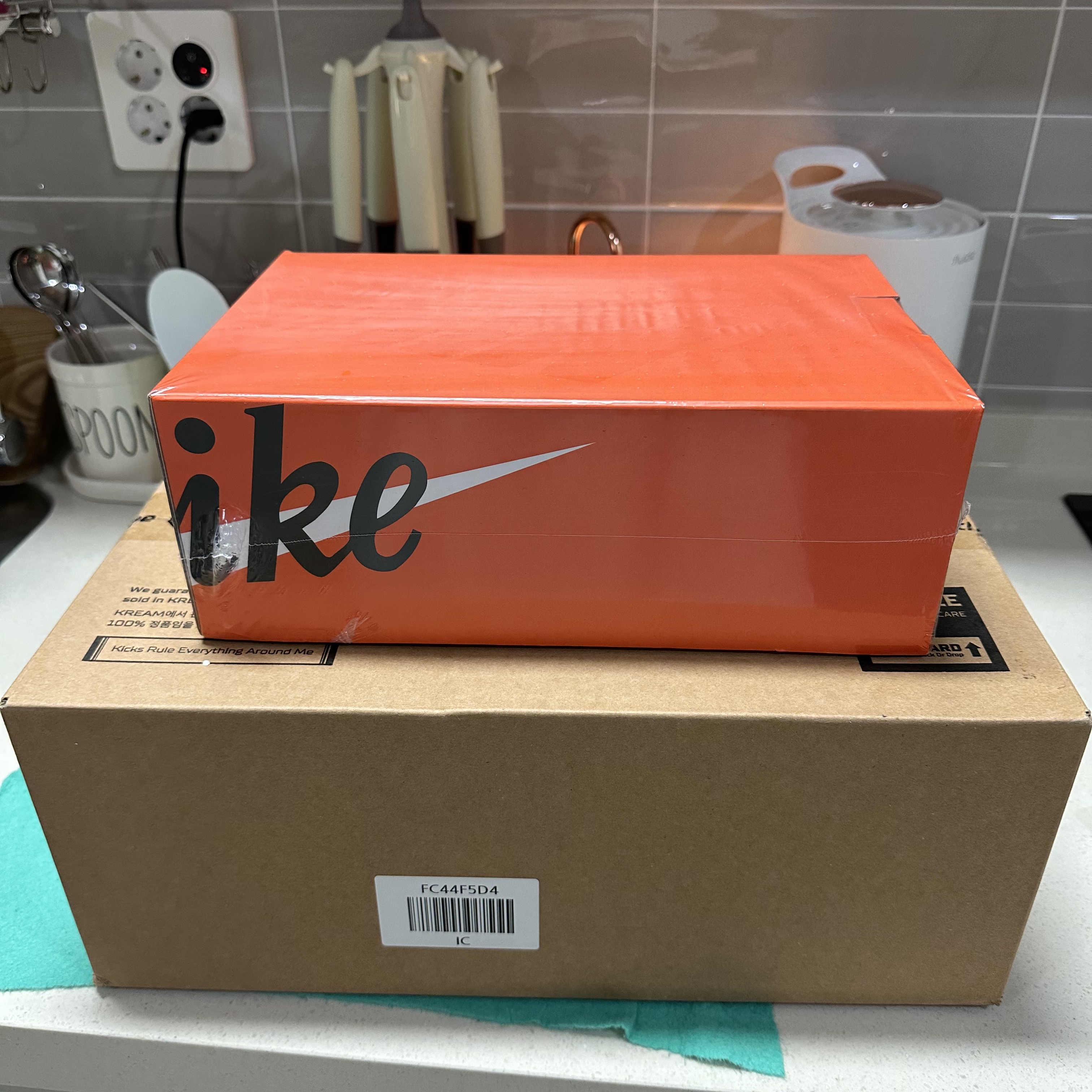 Nike x Sacai Blazer Low Black Patent Leather, (W) Nike Dunk Low Disrupt 2 Black White 착용 스타일 - 1