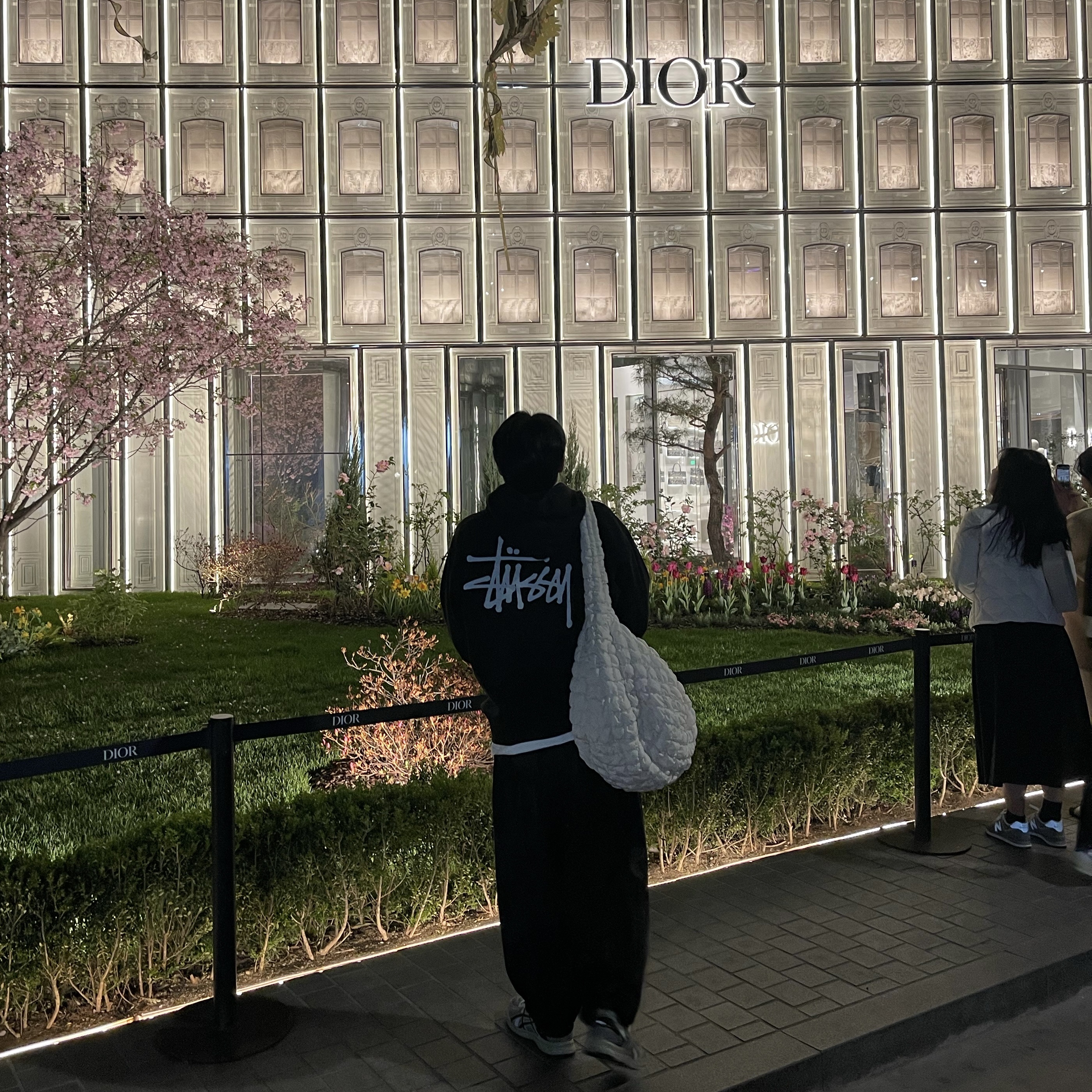 COS Quilted Oversized Shoulder Bag Off White Light Beige, Stussy Basic Stussy Hoodie Black 2023 착용 스타일 - 4