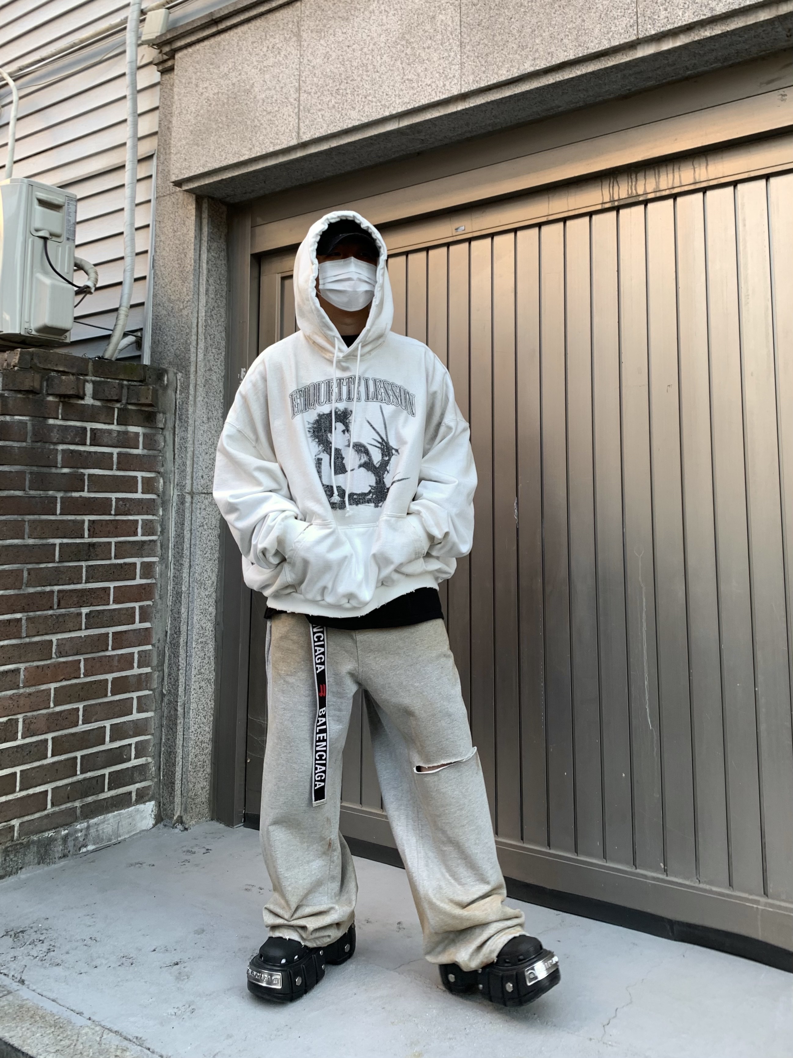 Project G/R x Atmos Etiquette Lesson Vintage Washed Hoodie White, Project G/R 5Pocket Dirty Effect Sweatpants Faded Rust Grey 착용 스타일 - 1