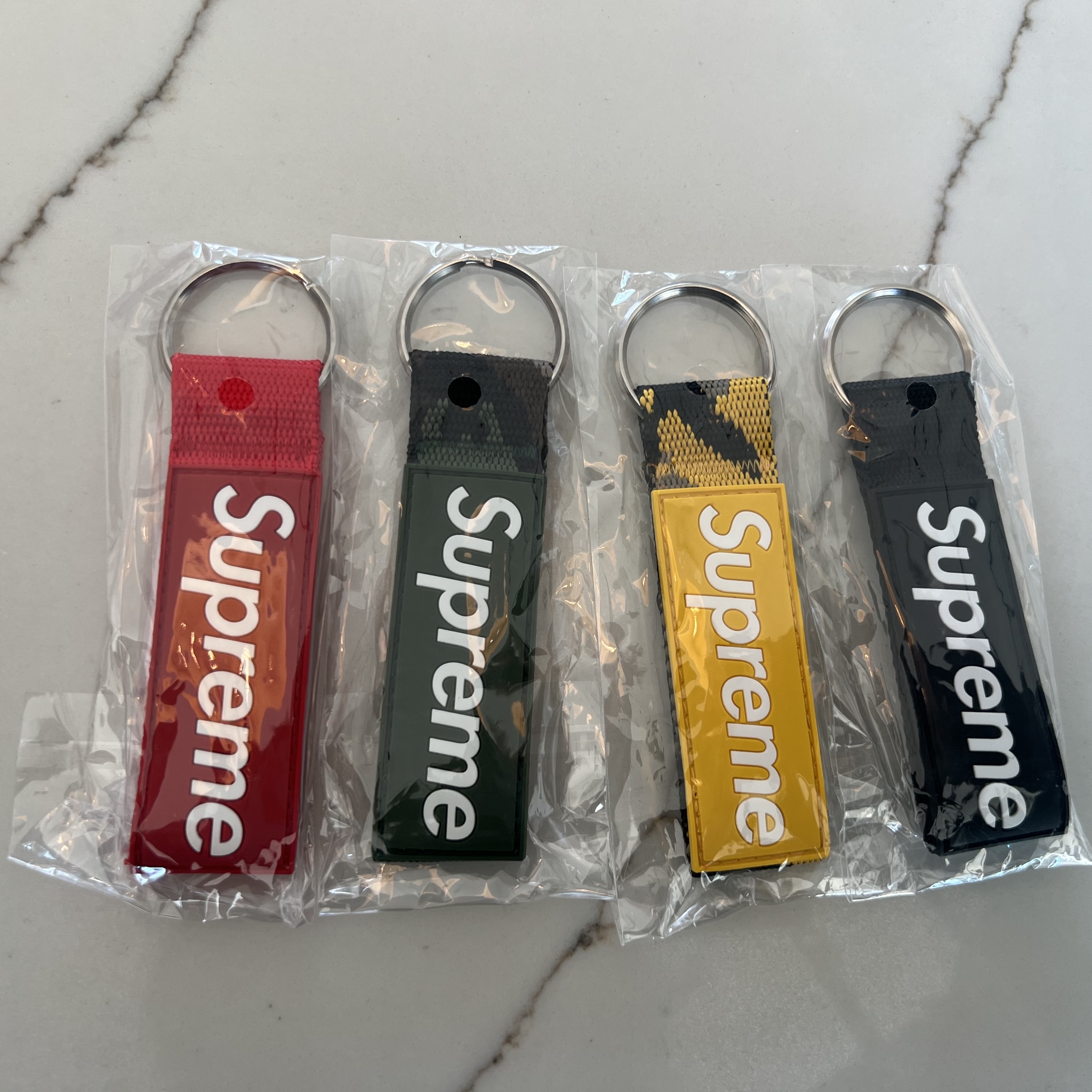 Supreme Webbing Keychain Red - 23SS, Supreme Webbing Keychain Black - 23SS 착용 스타일 - 1