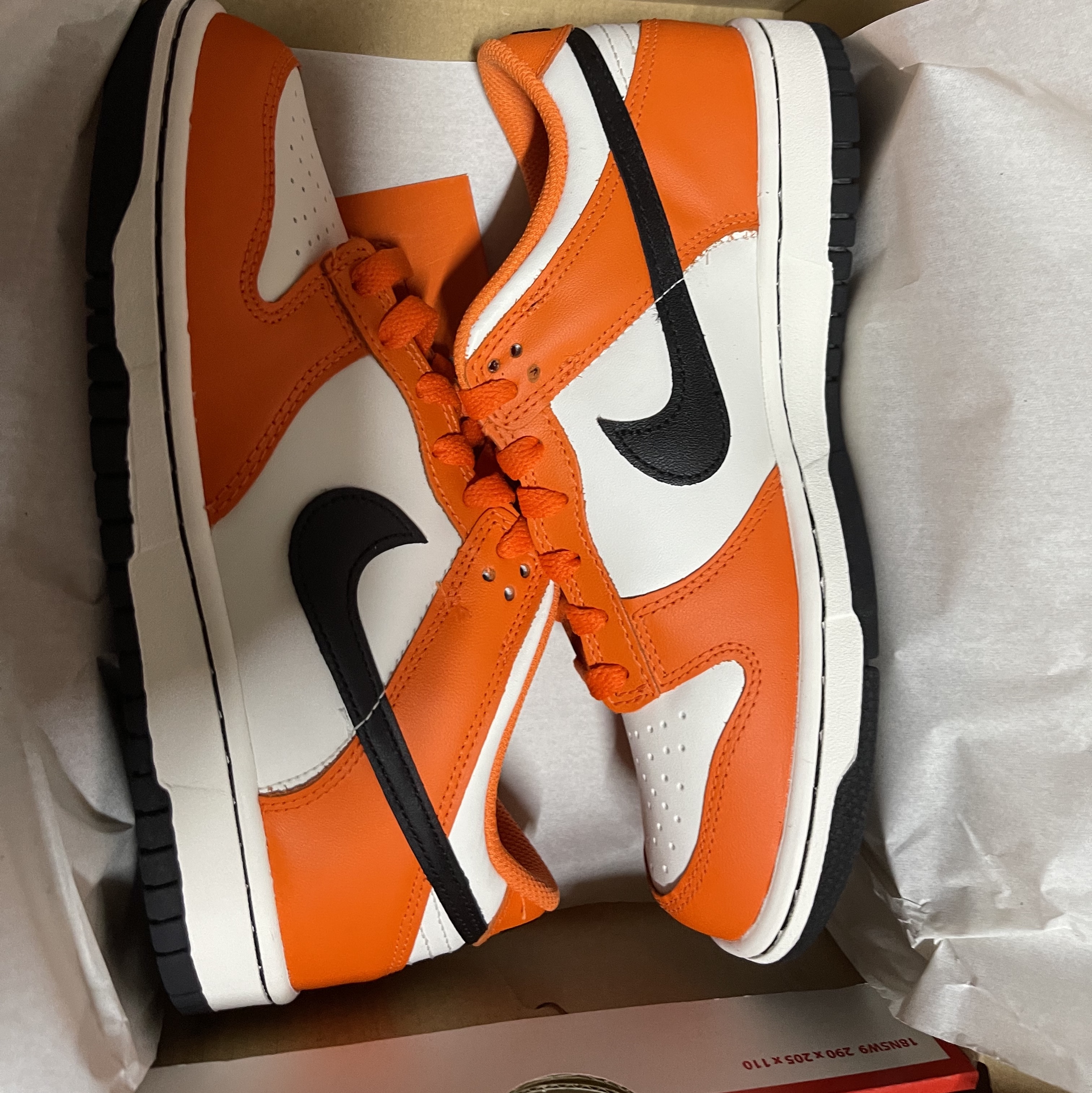 (GS) Nike Dunk Low Safety Orange, New Balance 990v3 Made in USA Marblehead Incense 착용 스타일 - 1
