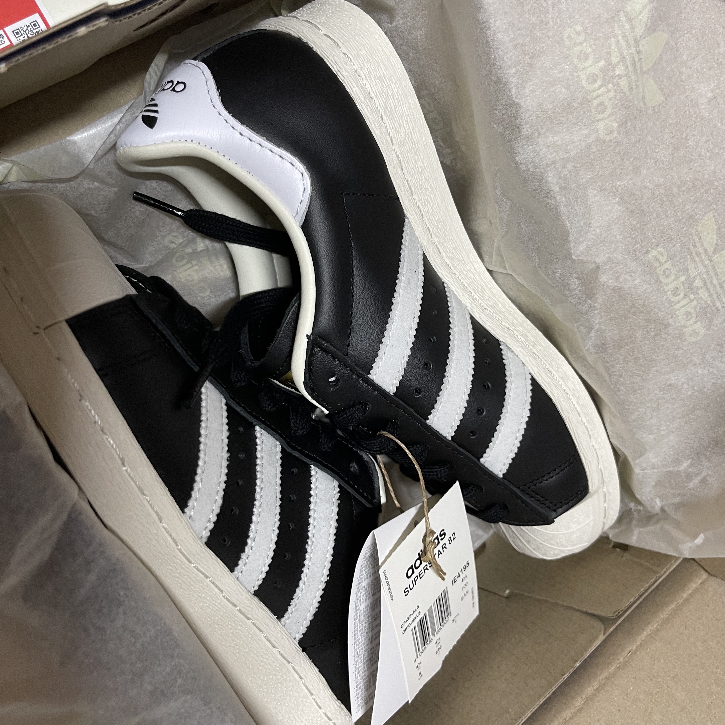 Adidas Superstar 82 Black White 착용 스타일