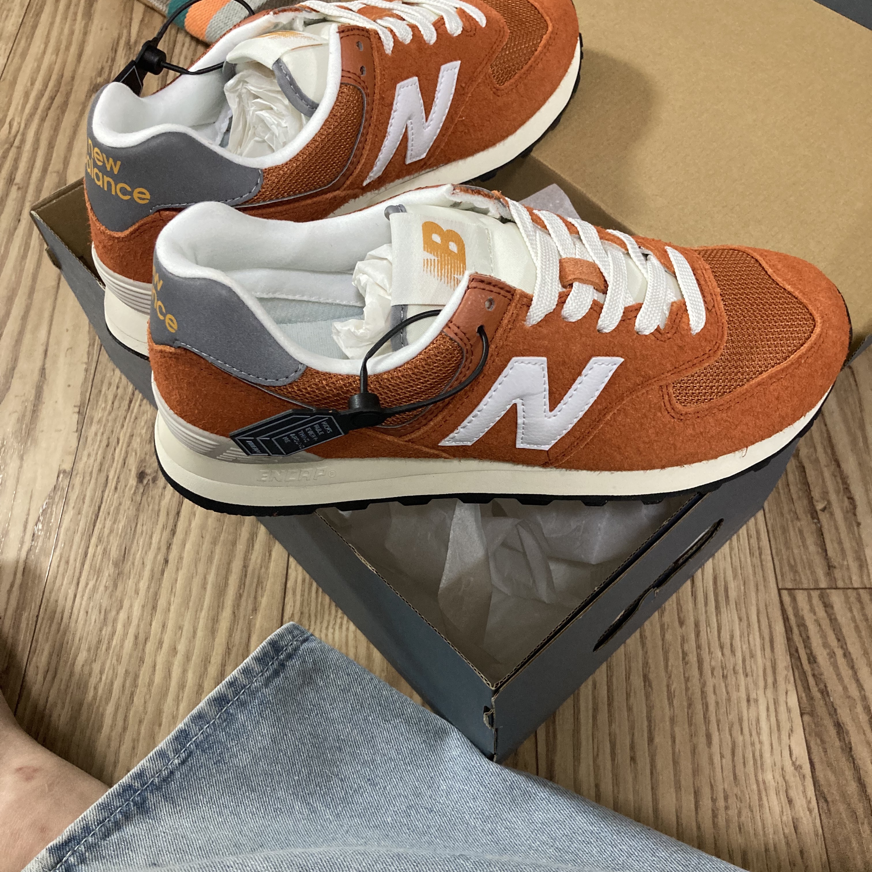 New Balance 574 Heritage Orange Burst White 착용 스타일 - 2