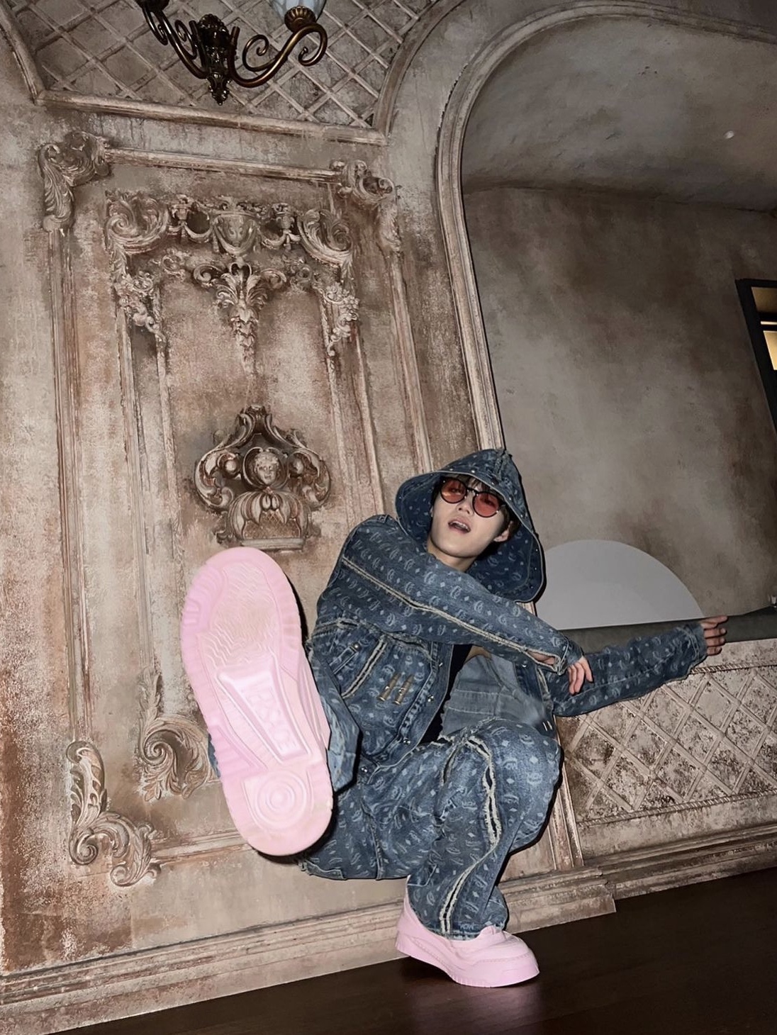 Thug Club x MCM Bullet Denim Jacket Blue, Thug Club x MCM Zip Denim Pants Blue 착용 스타일 - 4