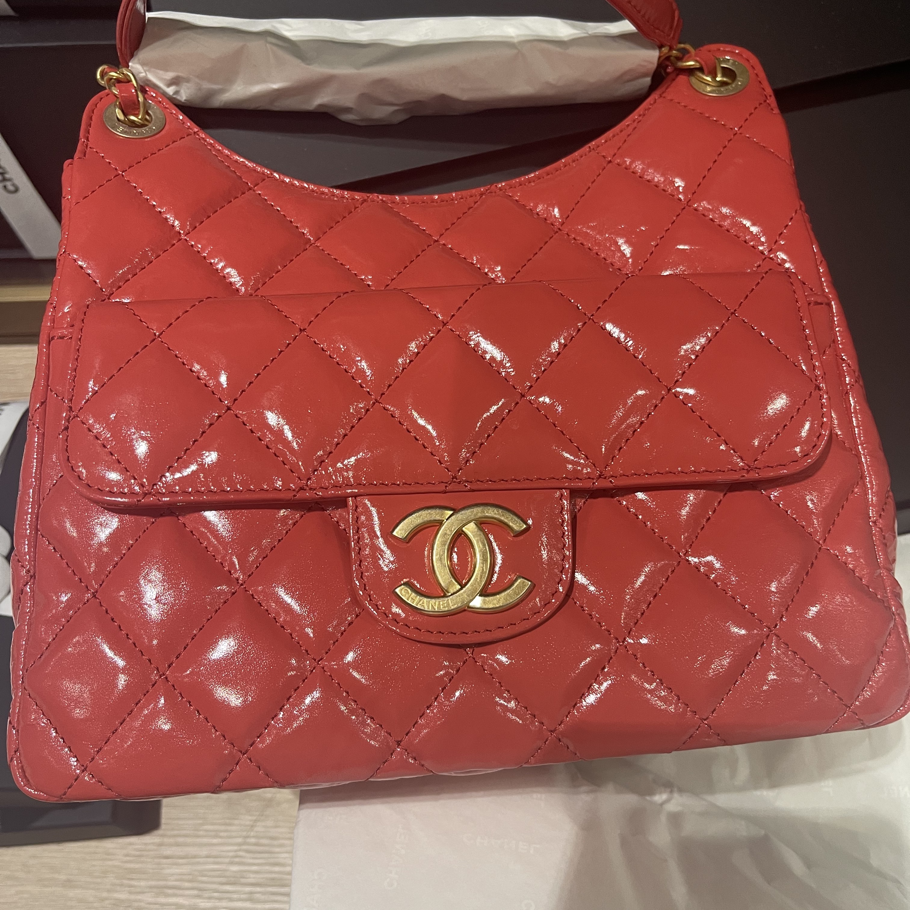 Chanel Hobo Bag Shiny Crumpled Calfskin & Gold Red 착용 스타일