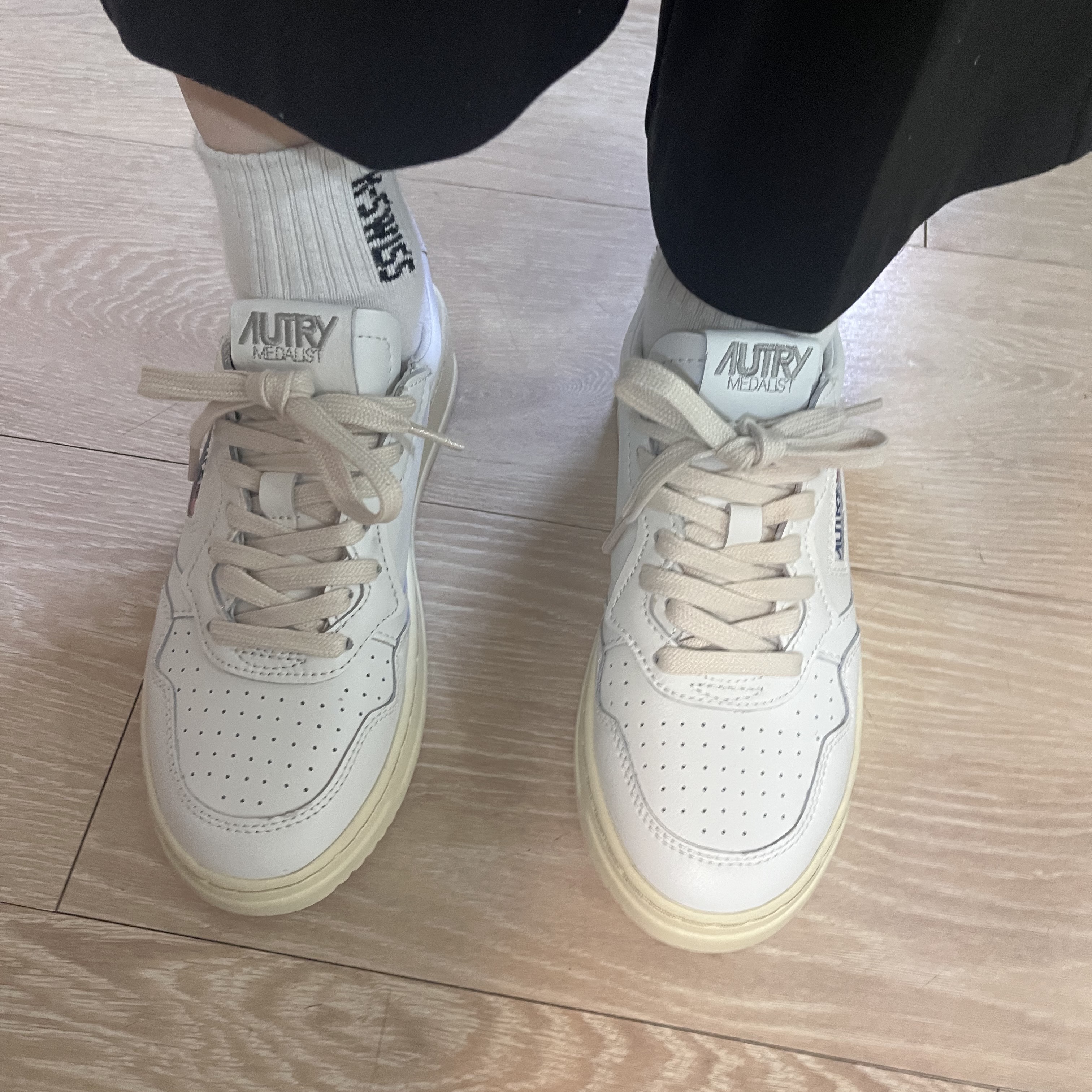 (W) Autry Medalist Low Leather Sneakers White 착용 스타일