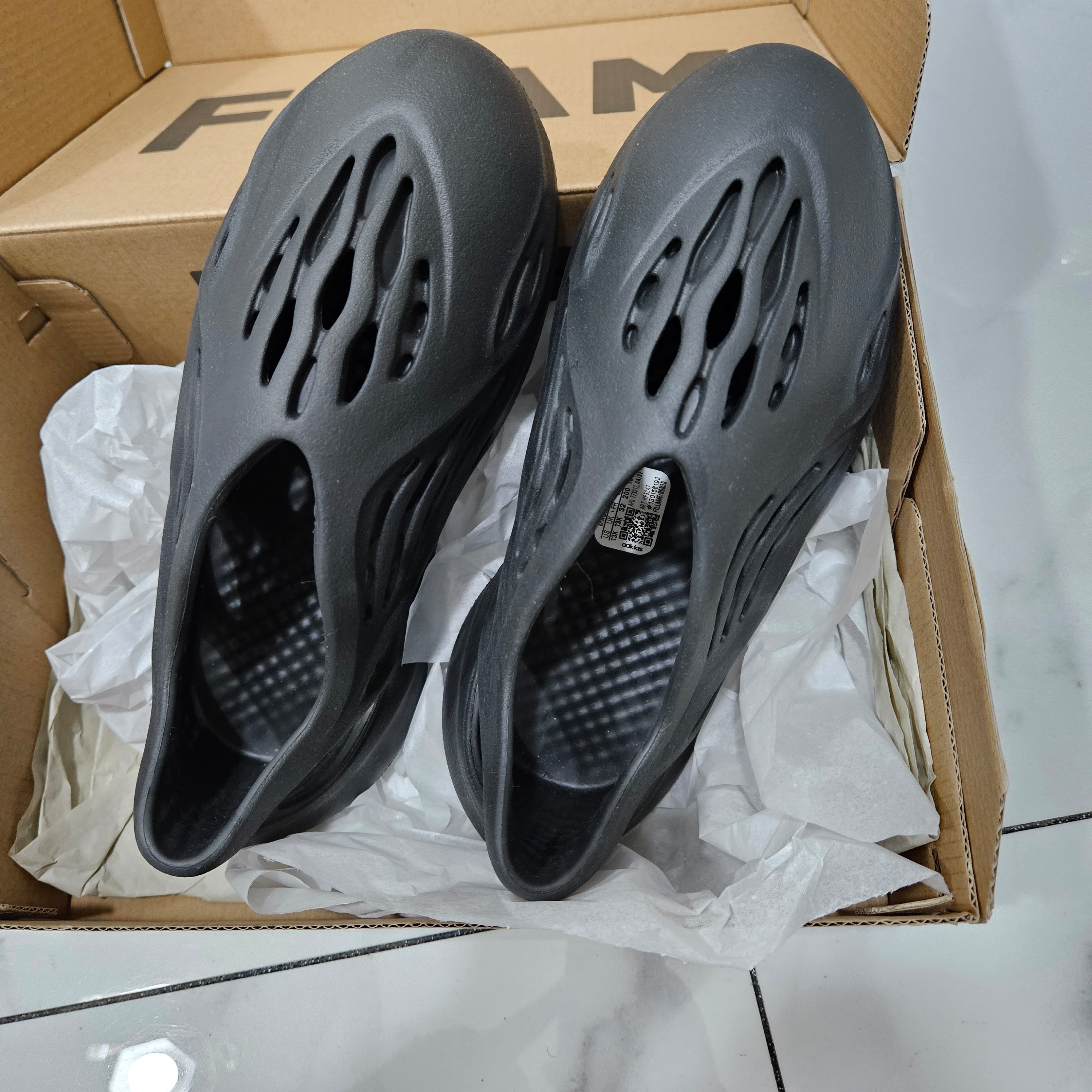 (Kids) Adidas Yeezy Foam RNNR Onyx, (PS) Jordan 1 Low Alt Light Arctic Pink 착용 스타일 - 4