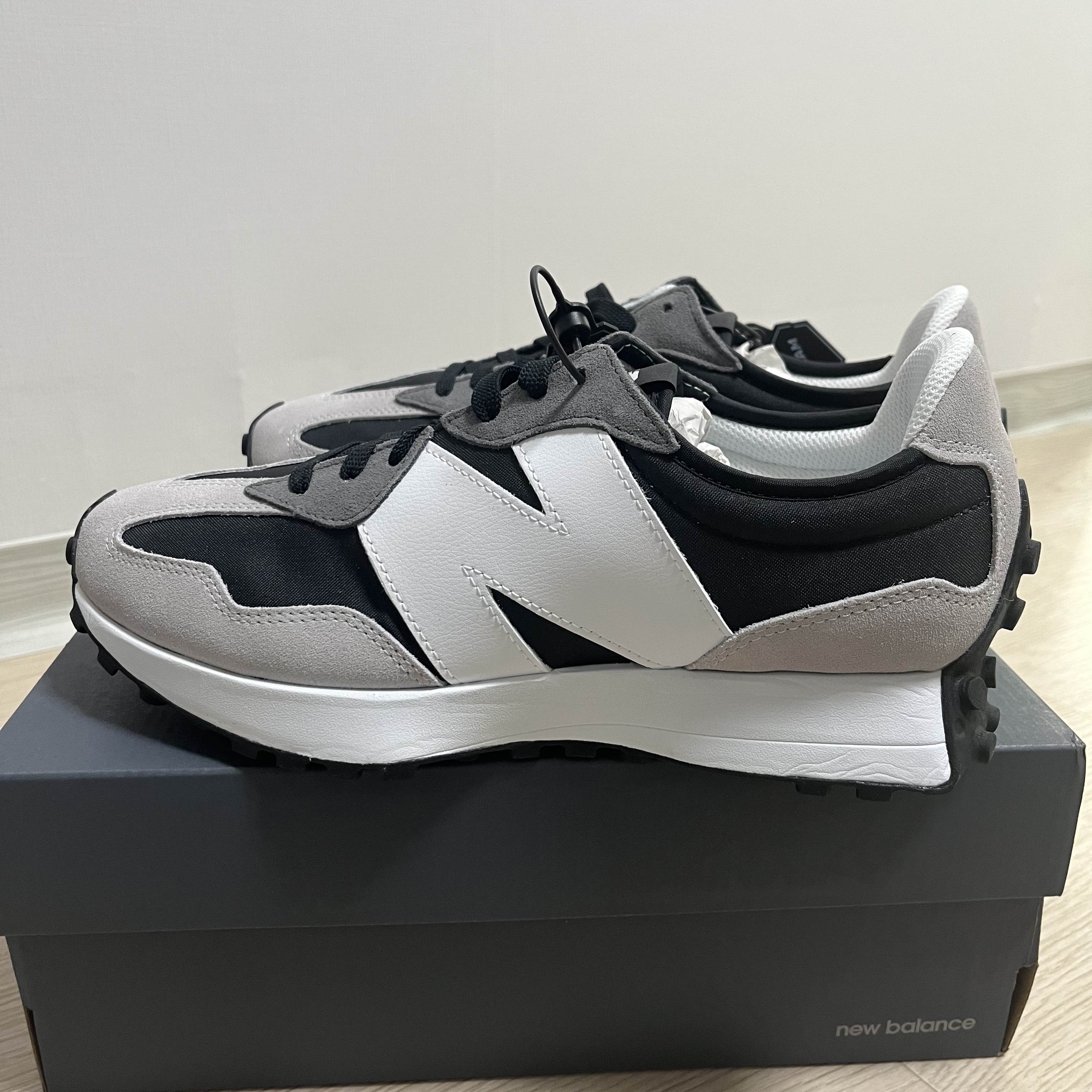 New Balance 327 Black Grey 착용 스타일 - 1