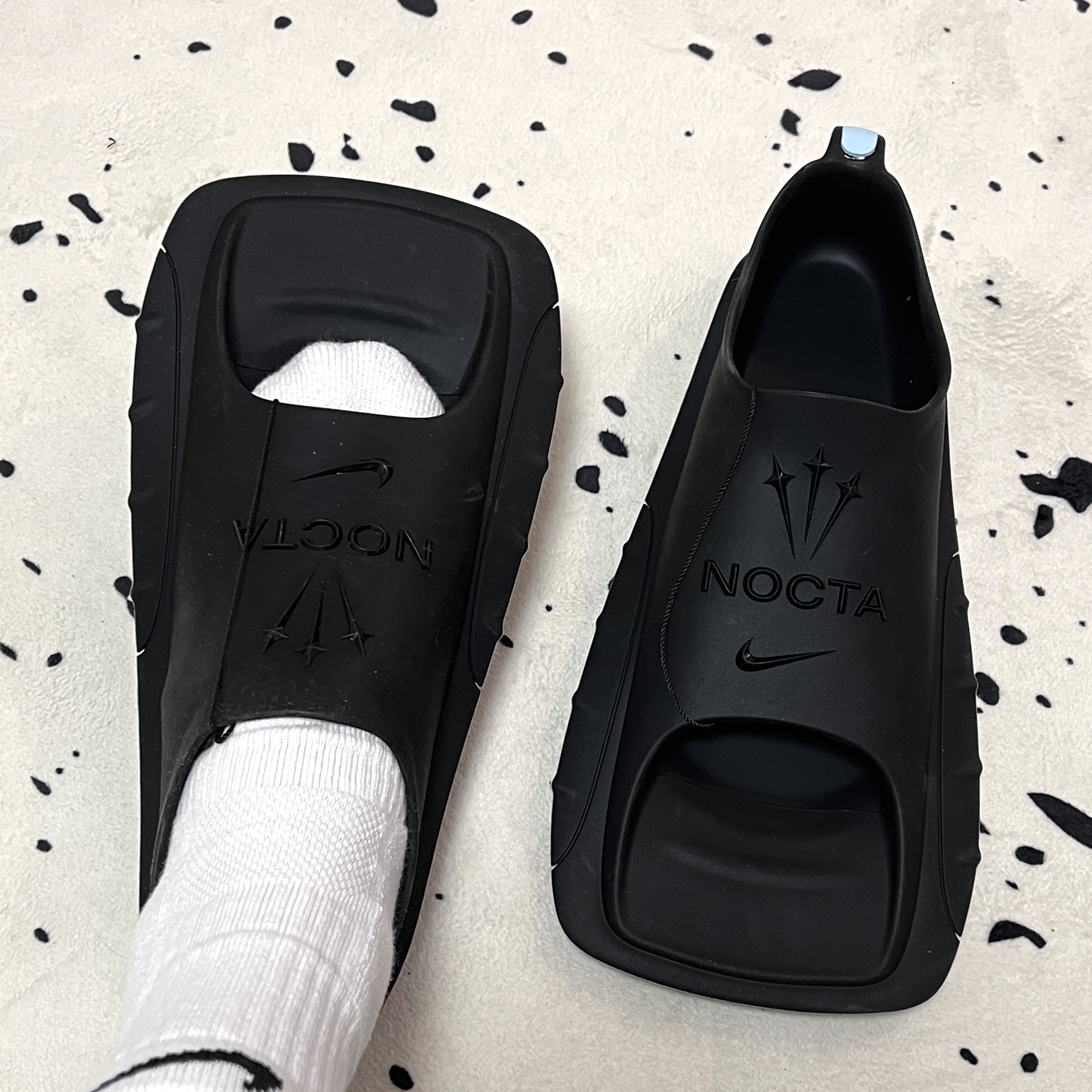 Nike x Drake Nocta Swim Fins Black 착용 스타일 - 1