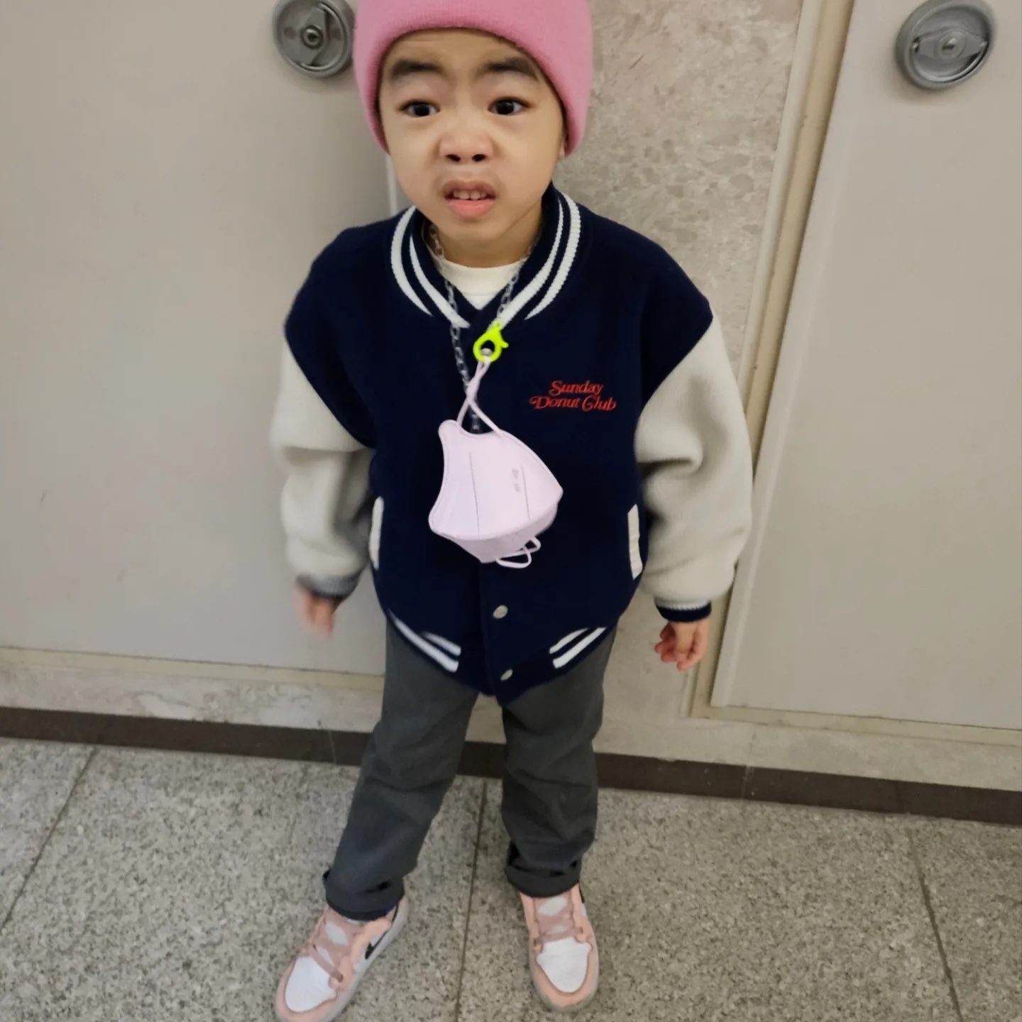(Kids) Adidas Yeezy Foam RNNR Onyx, (PS) Jordan 1 Low Alt Light Arctic Pink 착용 스타일 - 2