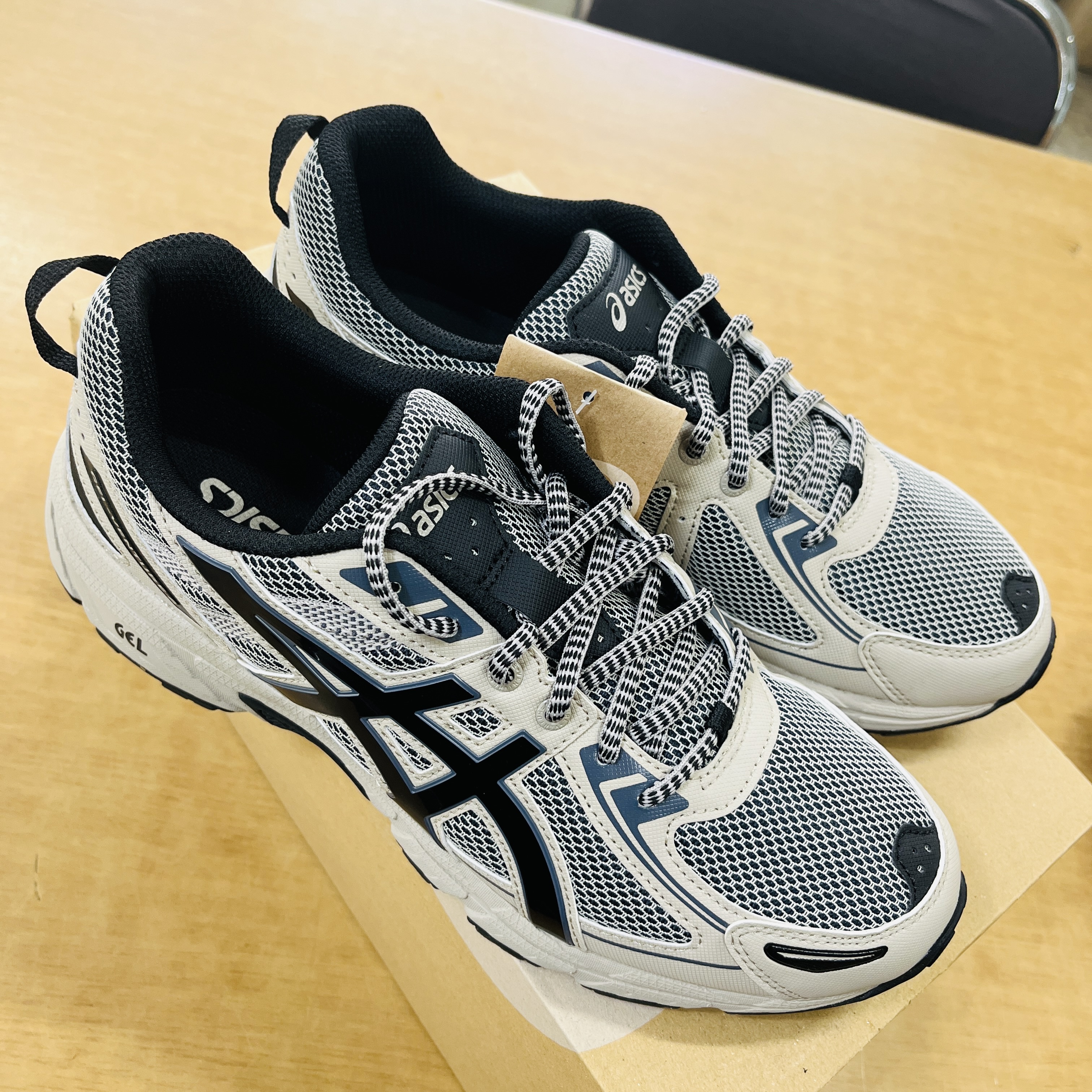 Asics Gel-Venture 6 Feather Grey Black 착용 스타일 - 1