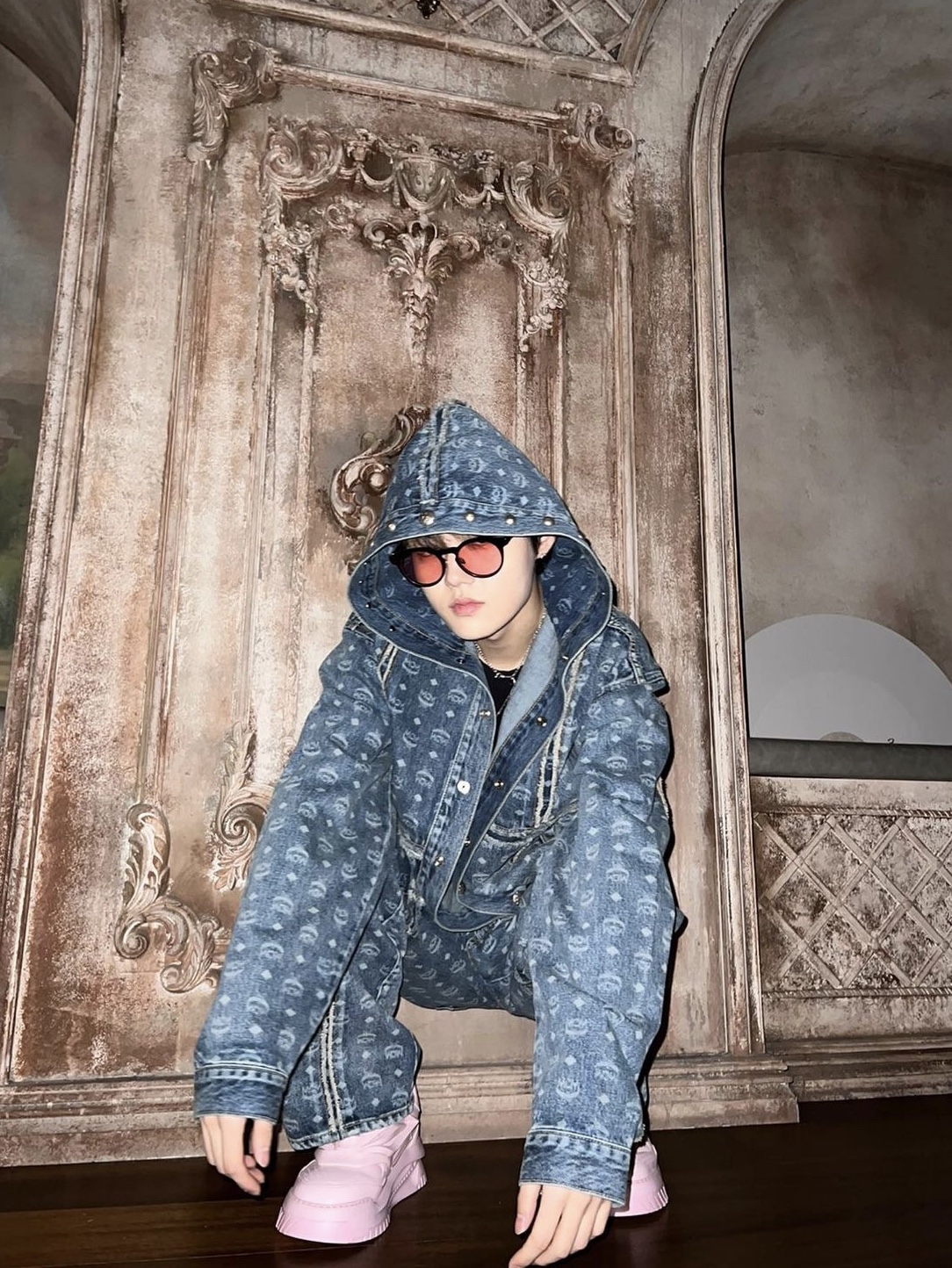 Thug Club x MCM Bullet Denim Jacket Blue, Thug Club x MCM Zip Denim Pants Blue 착용 스타일 - 1
