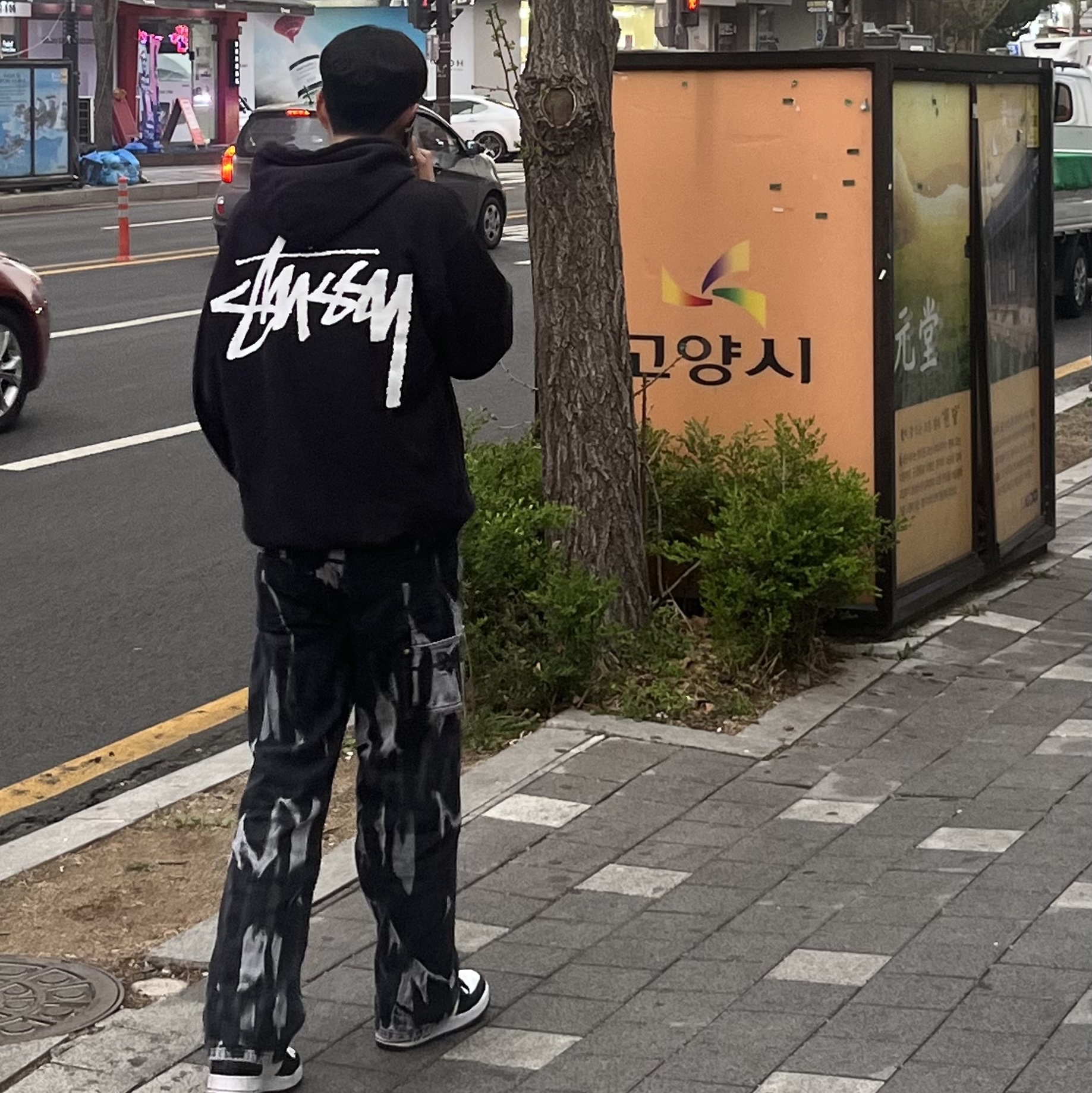 Stussy Big Stock Hoodie Black, Nike x Stussy Air Force 1 '07 Mid SP Black and Light Bone 착용 스타일