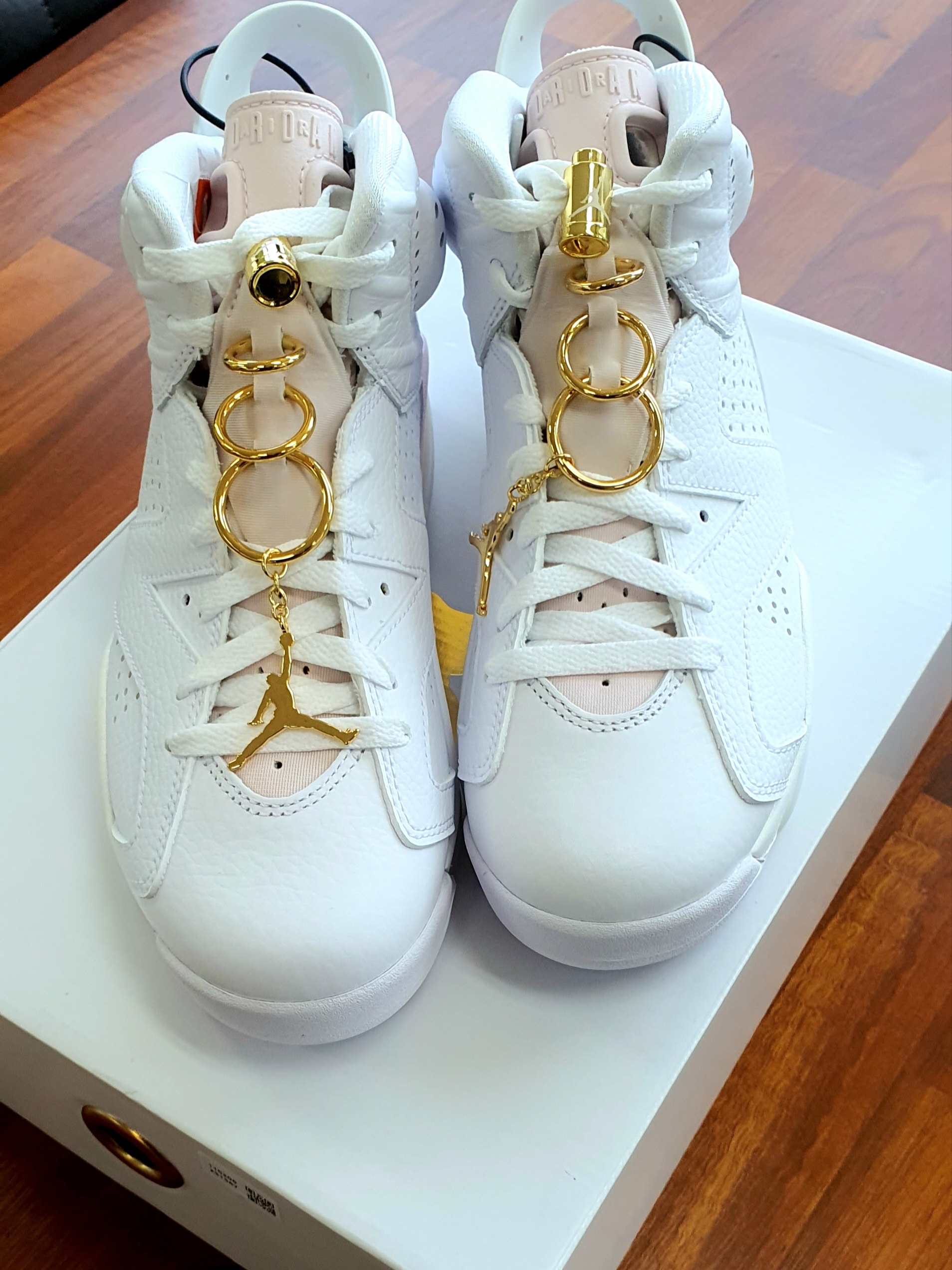 (W) Jordan 6 Retro Gold Hoops 착용 스타일 - 3