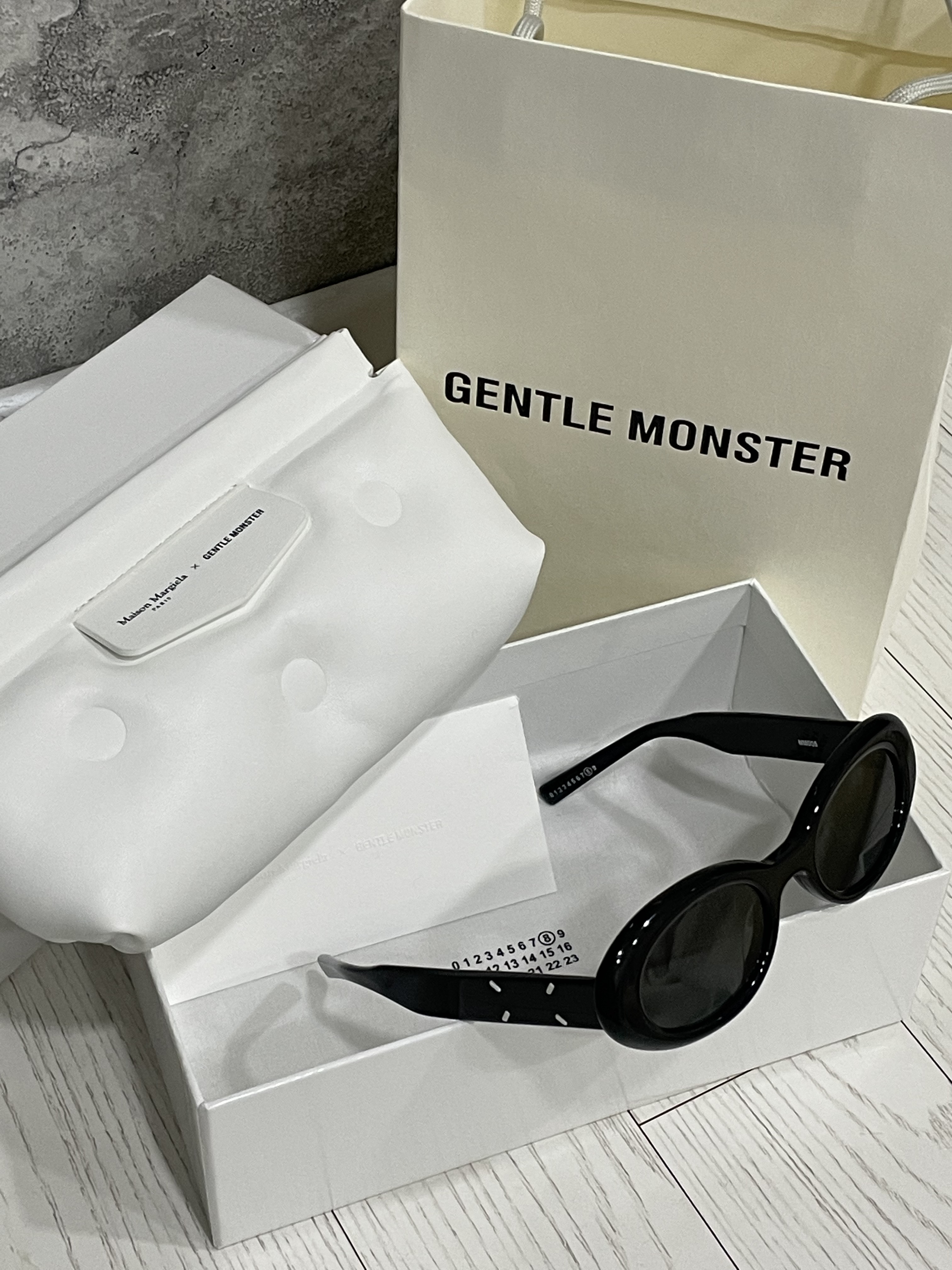 Gentle Monster x Maison Margiela MM005 Black Black 착용 스타일 - 1