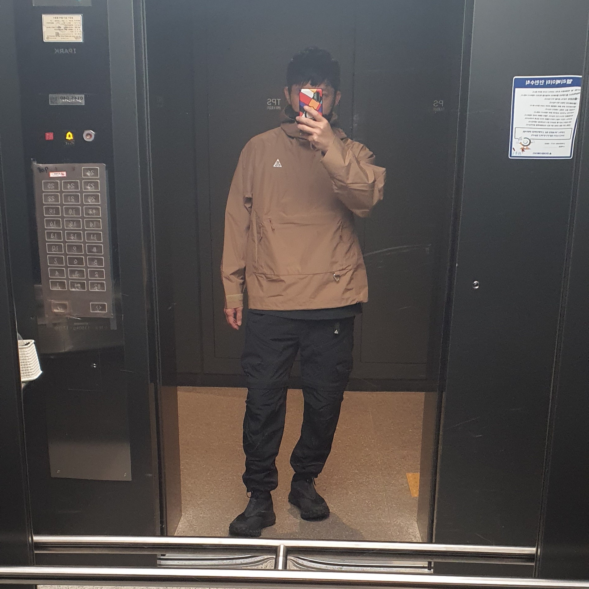 Nike ACG Storm-Fit ADV Cascade Rain Jacket Dark Driftwood- Asia, Nike ACG Mountain Fly Gore-Tex Black and Dark Grey 착용 스타일