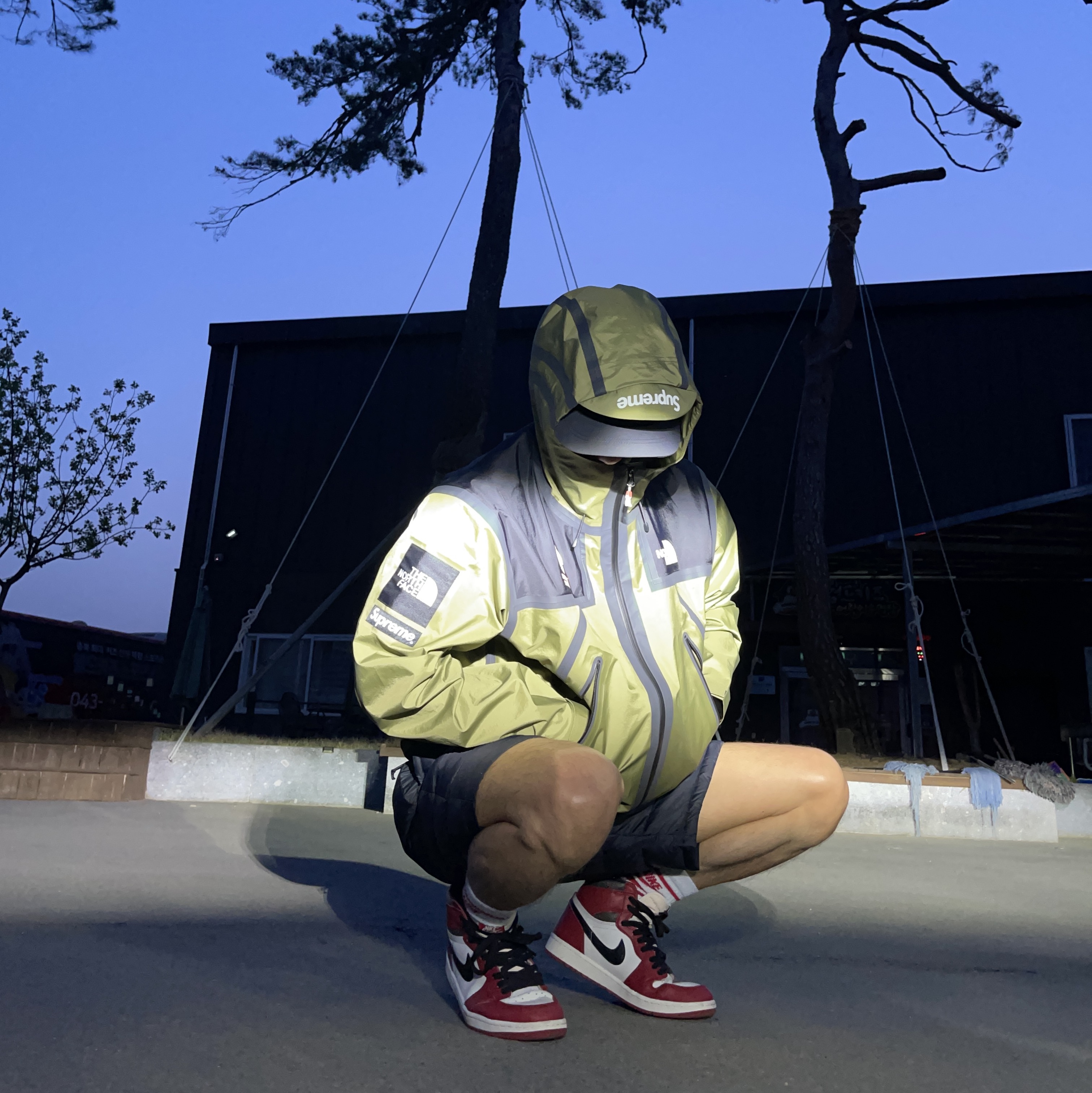 Supreme x The North Face Summit Series Outer Tape Seam Jacket Olive - 21SS, Nike x Tom Sachs Down Fill Shorts Black 착용 스타일 - 3